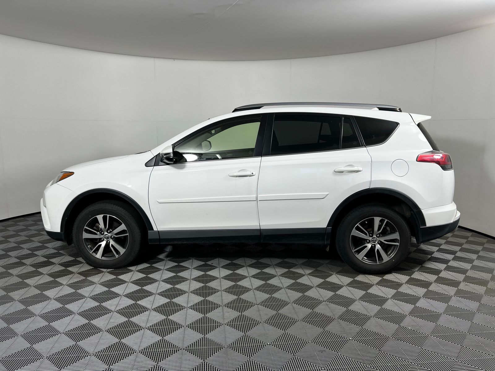 Thumbnail: 2018 Toyota RAV4 - 8
