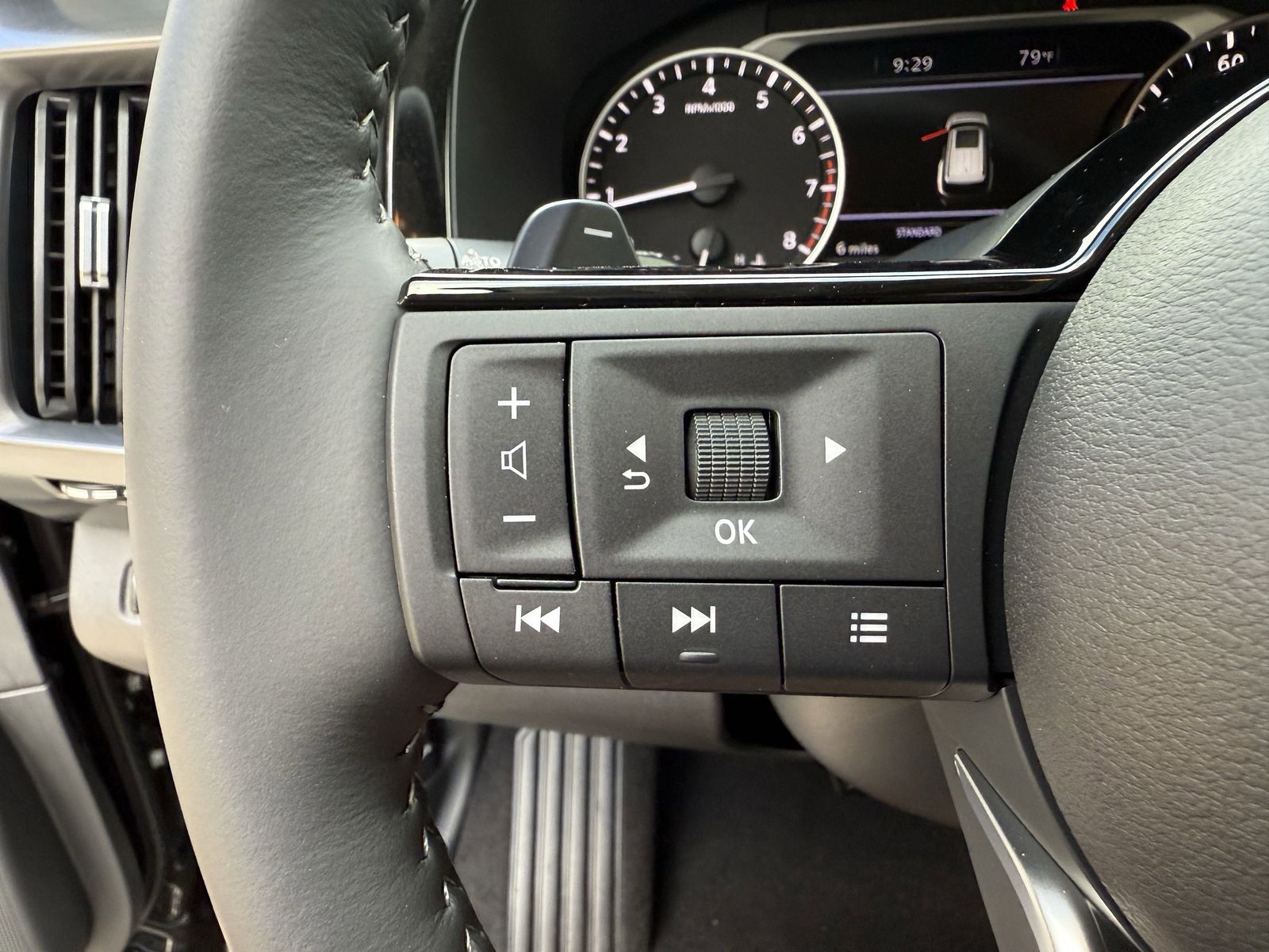 2025 Nissan Pathfinder SL photo 14