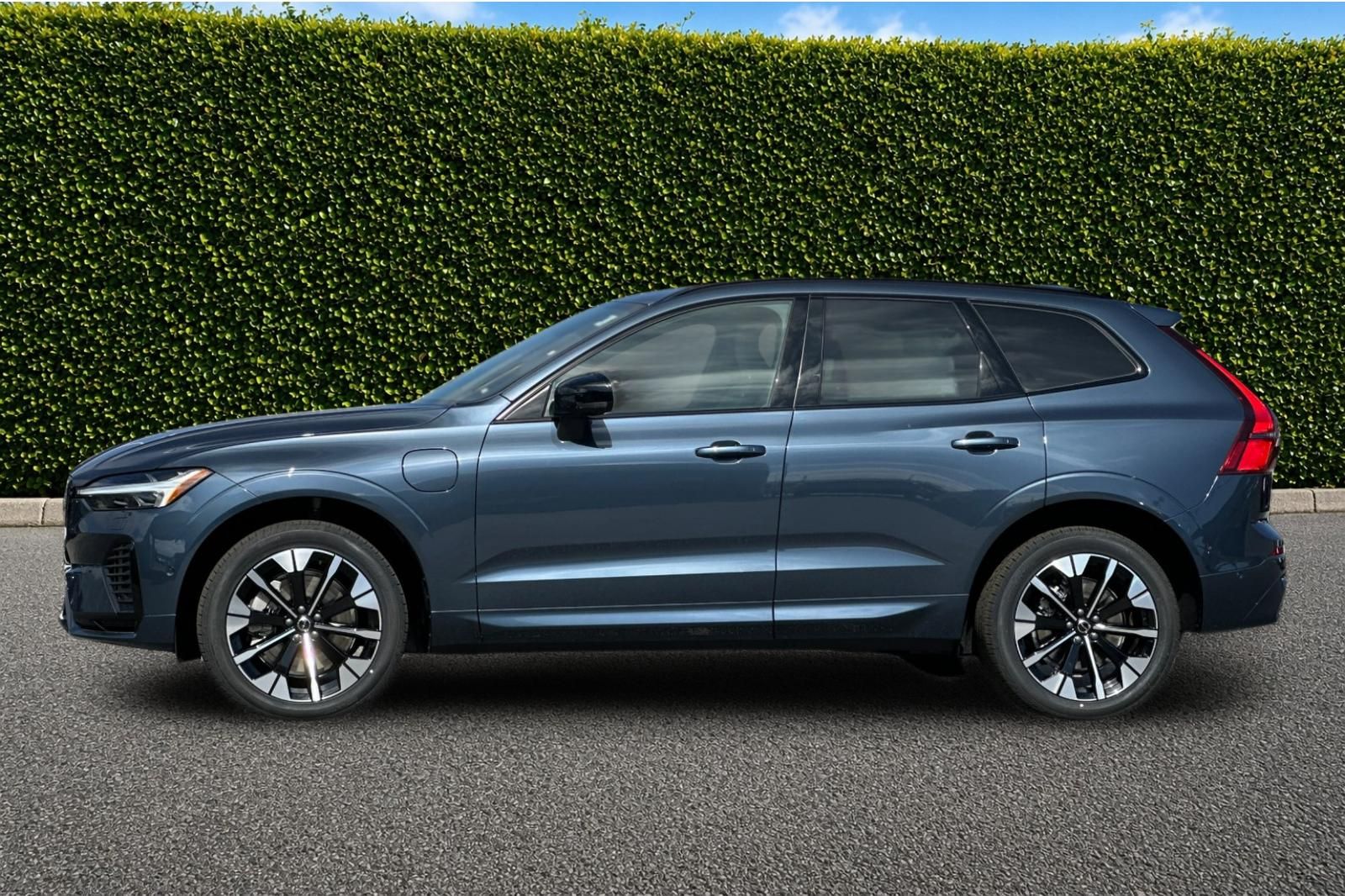 New 2026 Blue Volvo T8 Plus image 3