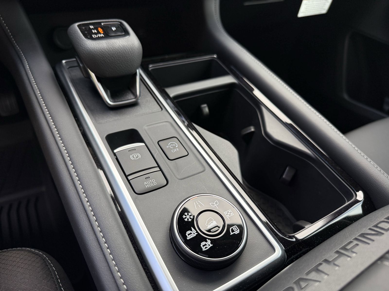 2025 Nissan Pathfinder SL photo 11