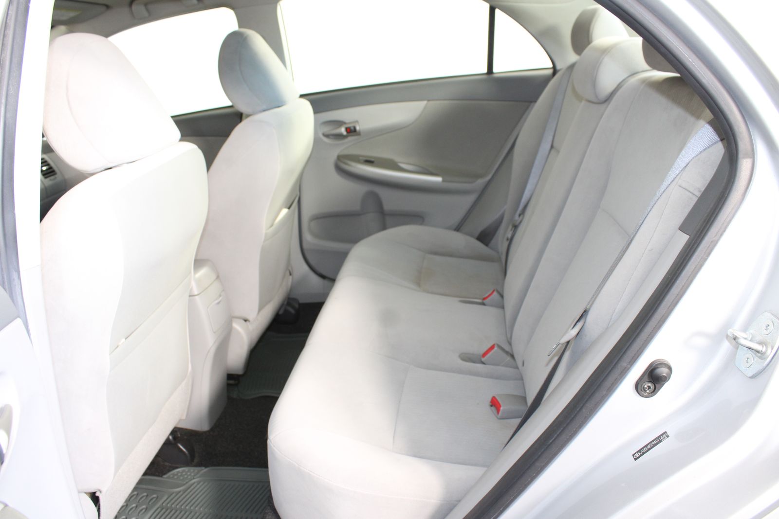 Used 2010 Silver Toyota LE image 13