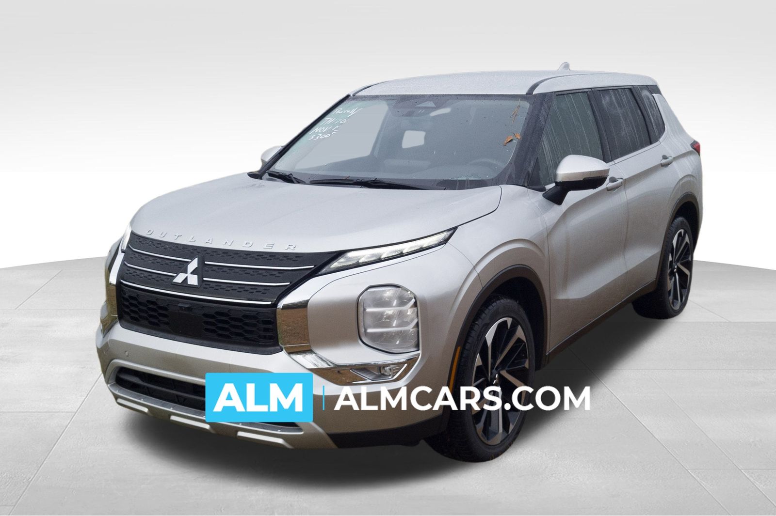 2023 Mitsubishi Outlander SE's photo