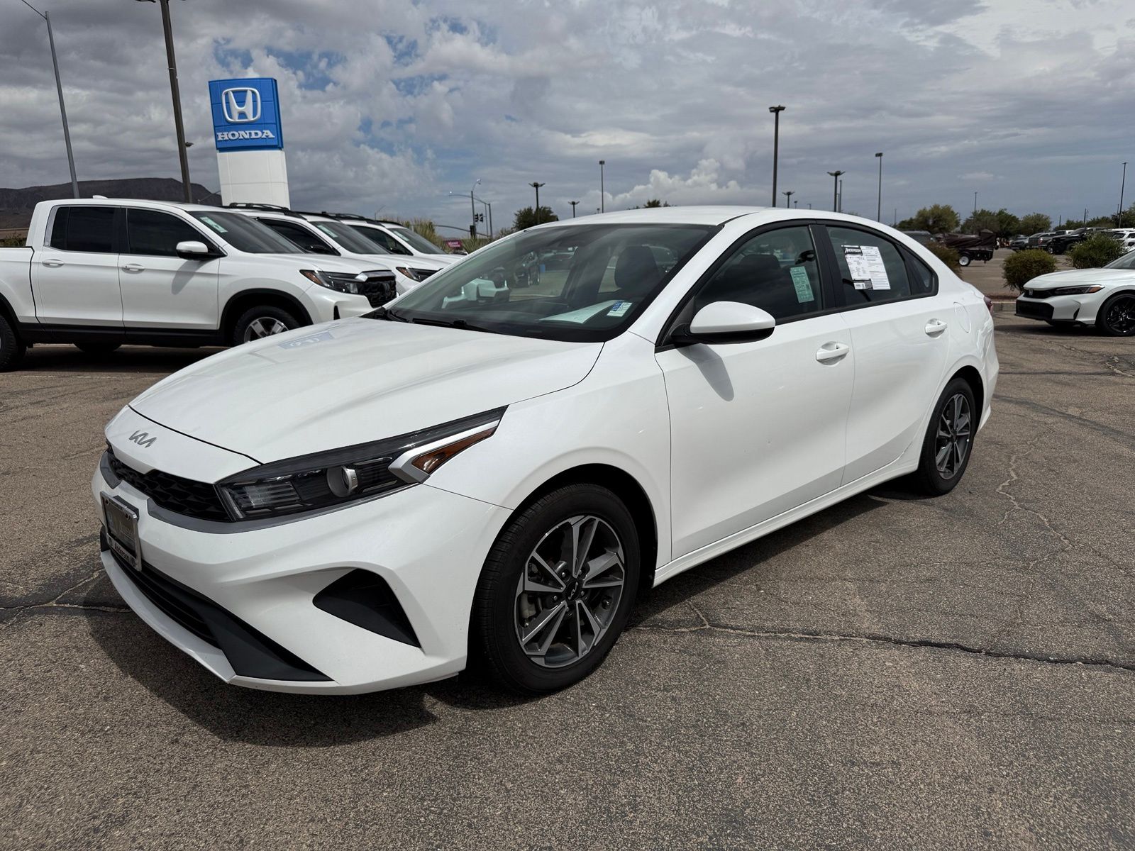 Snow White Pearl 2023 Kia Forte Sedan Front-Wheel Drive Continuously Variable Transmission