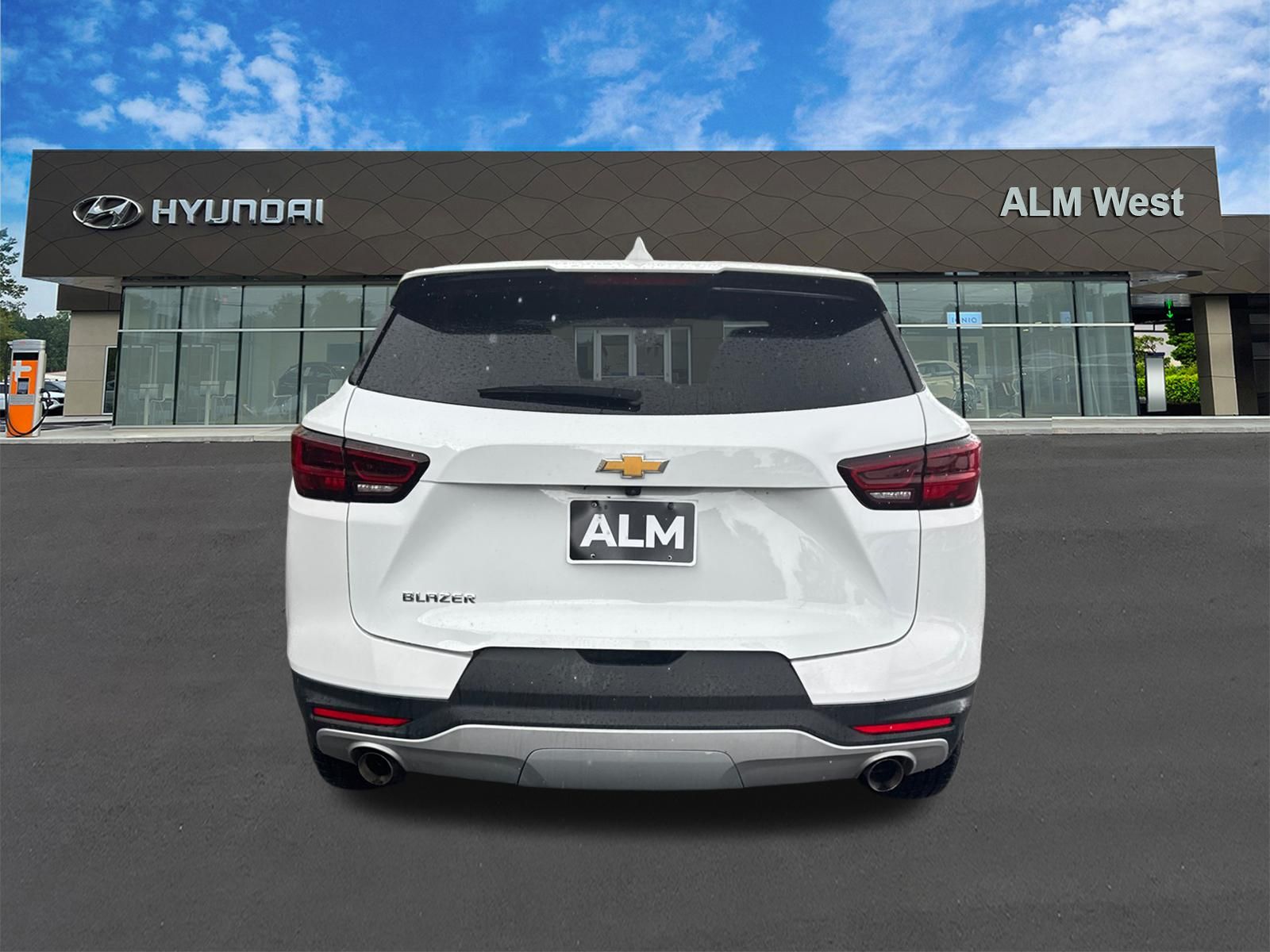 Used 2025 Summit White Chevrolet LT image 6