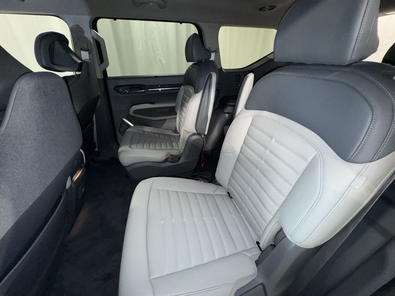 2026 Kia EV9 Land AWD photo 2