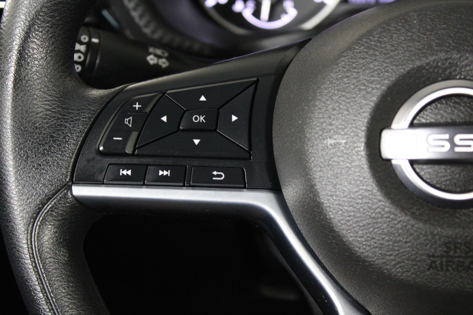 Used 2025 Gray Nissan SV image 17