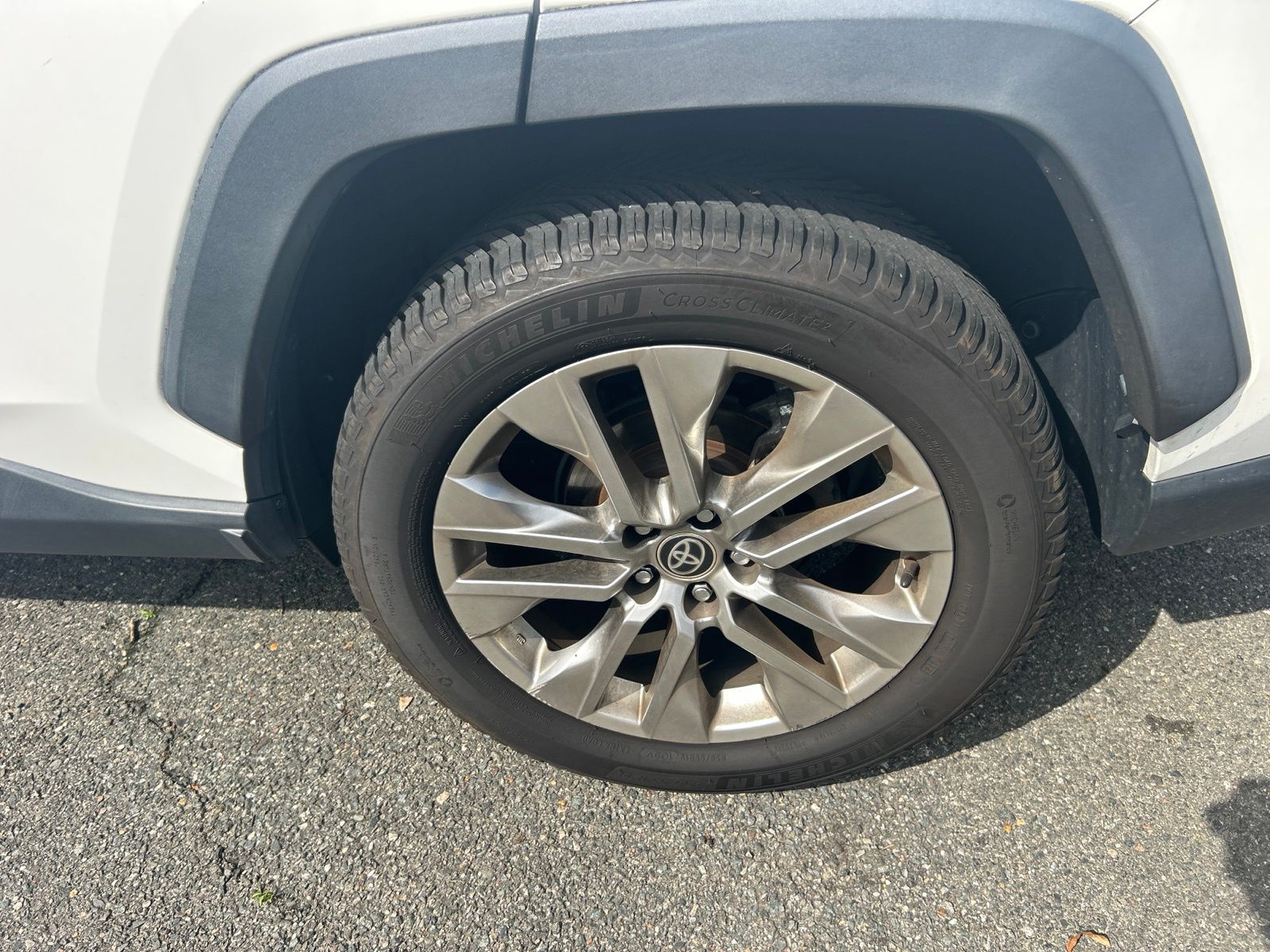 Used 2020 White Toyota XLE Premium image 23