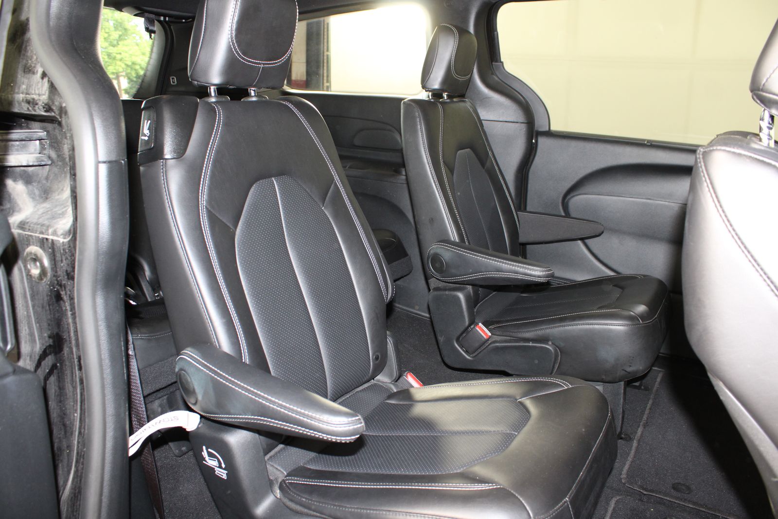 Used 2025 Black Chrysler Select image 19