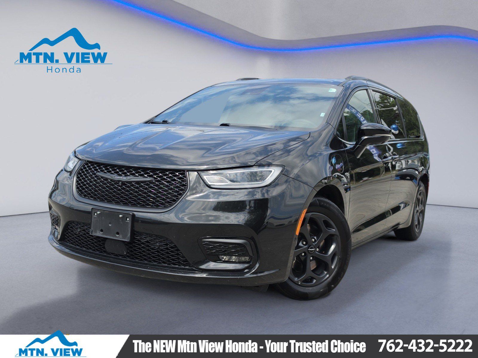Brilliant Black Crystal Pearlcoat 2024 Chrysler Pacifica Hybrid Minivan Front-Wheel Drive Continuously Variable Transmission