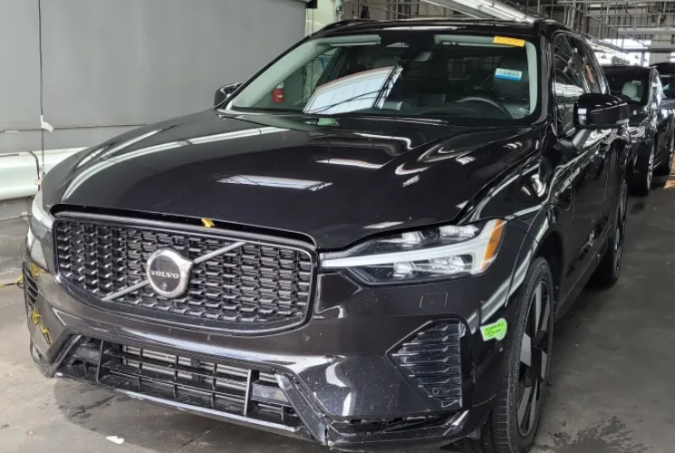 2023 Volvo XC60 T8 Ultimate Dark Theme AWD's photo