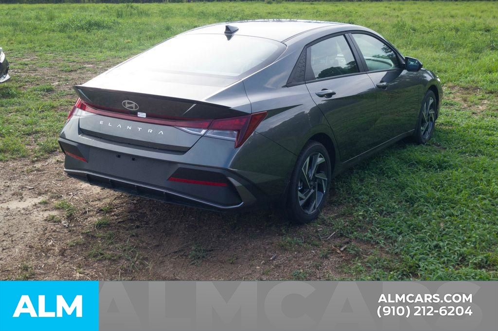 Used 2025 Gray Hyundai SEL Sport image 5