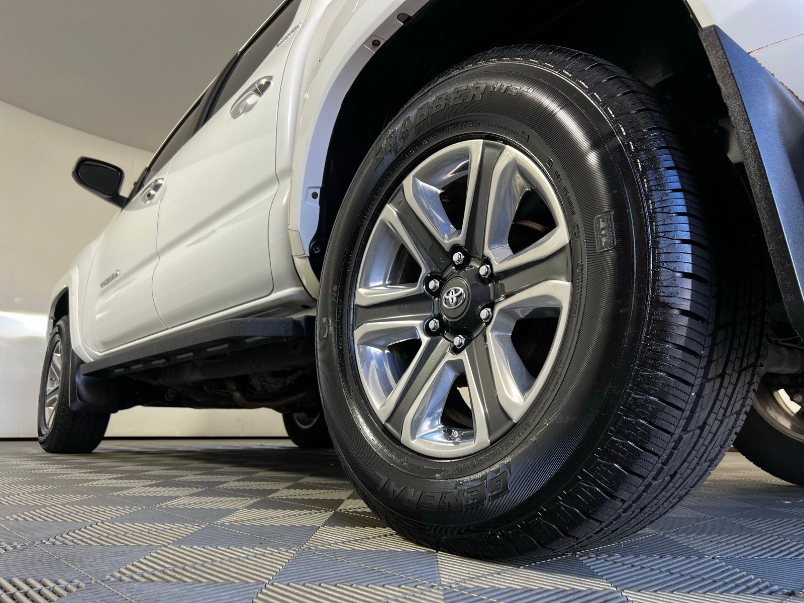 2017 Toyota Tacoma Limited 29
