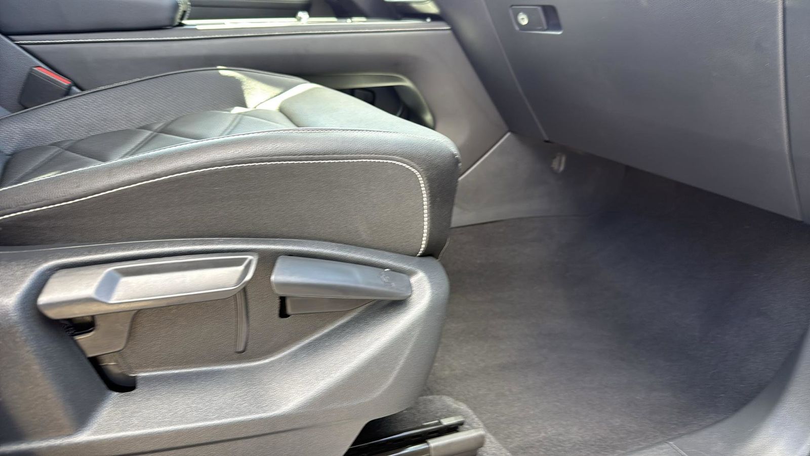 Used Car 2025 Volkswagen Atlas  2.0t Se W/technology For Sale Under $40,000 In Austin, Texas