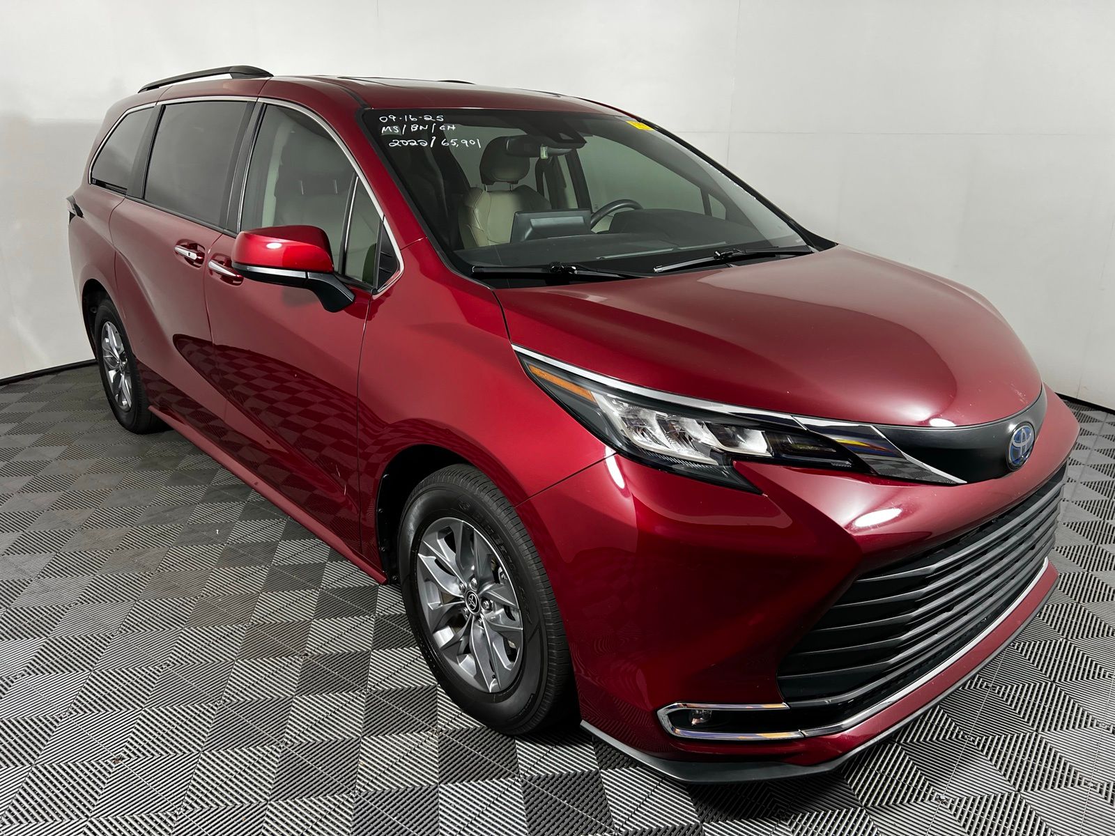 Thumbnail: 2022 Toyota Sienna - 3