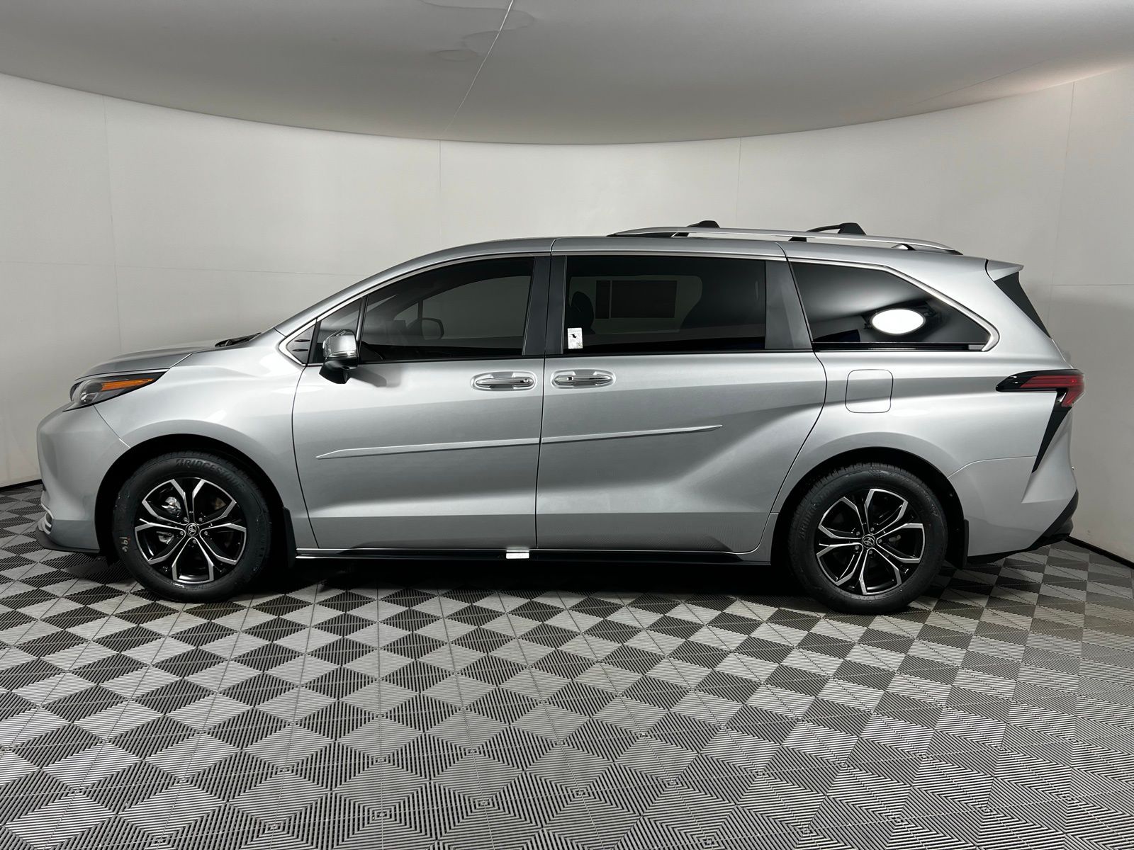 2025 Toyota Sienna Platinum 8