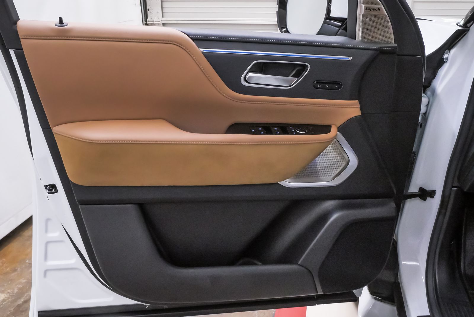 2025 INFINITI QX80 SENSORY White at River Oaks CDJR