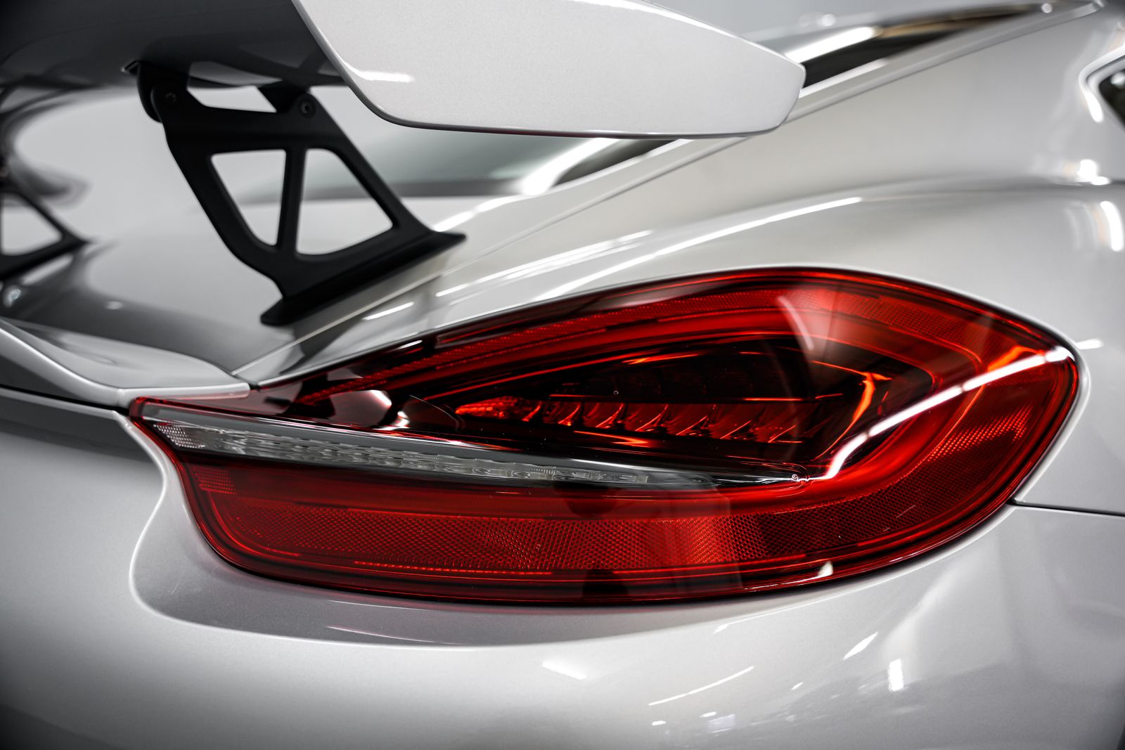 2016 Porsche Cayman GT4 — photo 31
