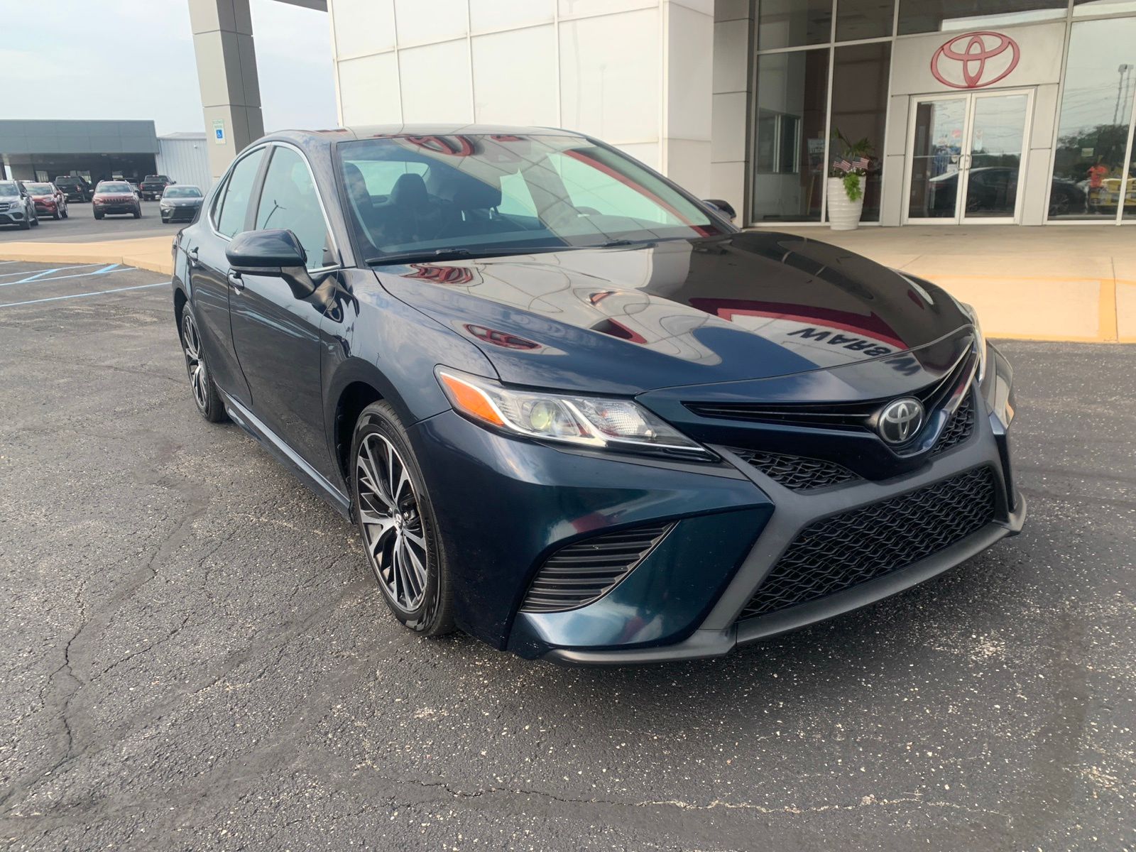  2019 Toyota Camry SE FWD   