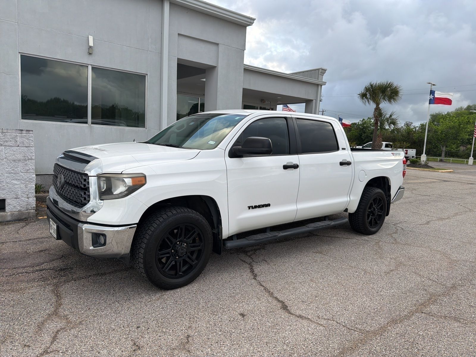 Super White 2019 Toyota Tundra SR5 CrewMax 4.6L Pickup Truck 4X2 6-Speed Automatic Overdrive