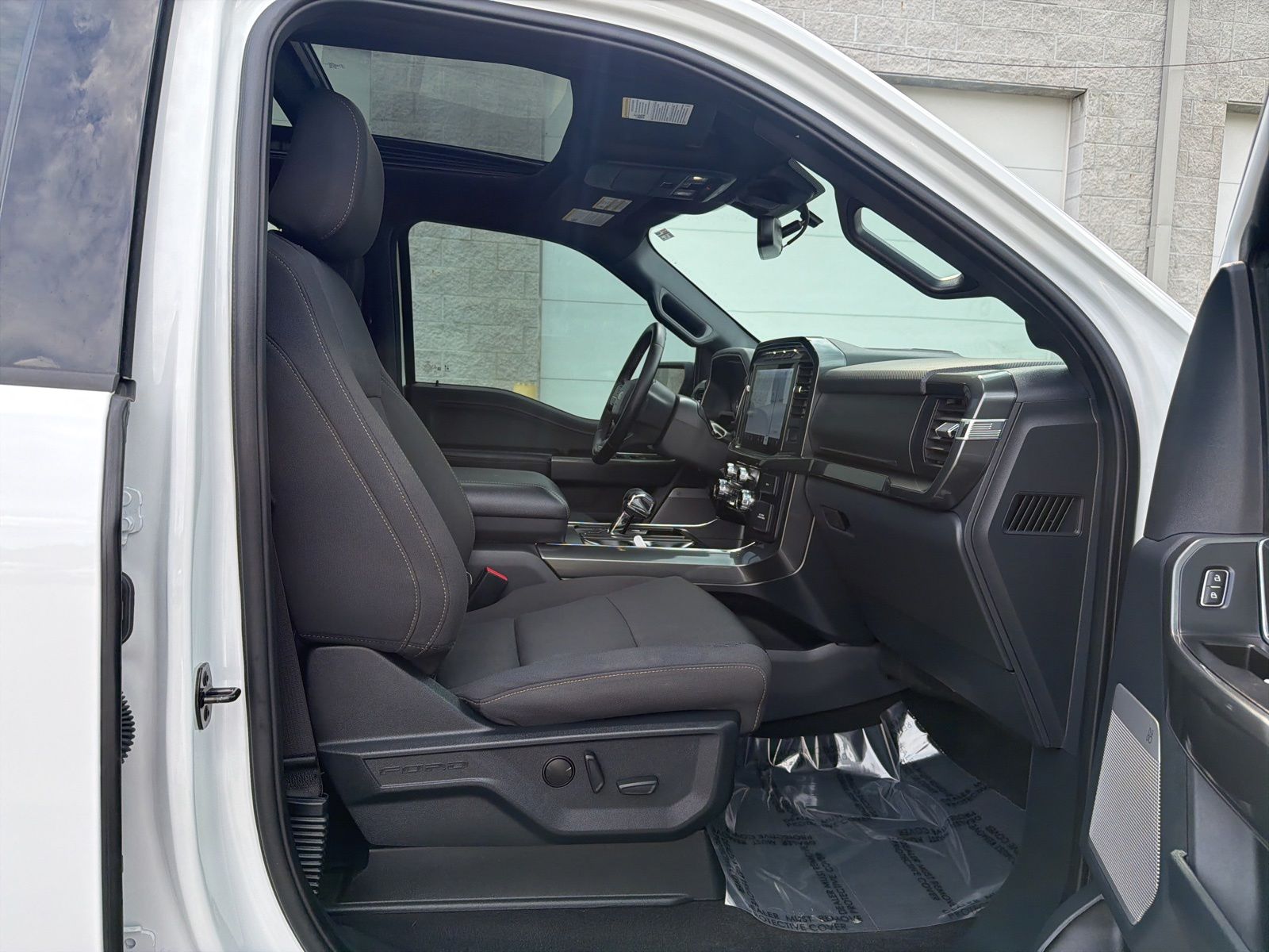 Certified Used 2023 Oxford White Ford XLT image 27