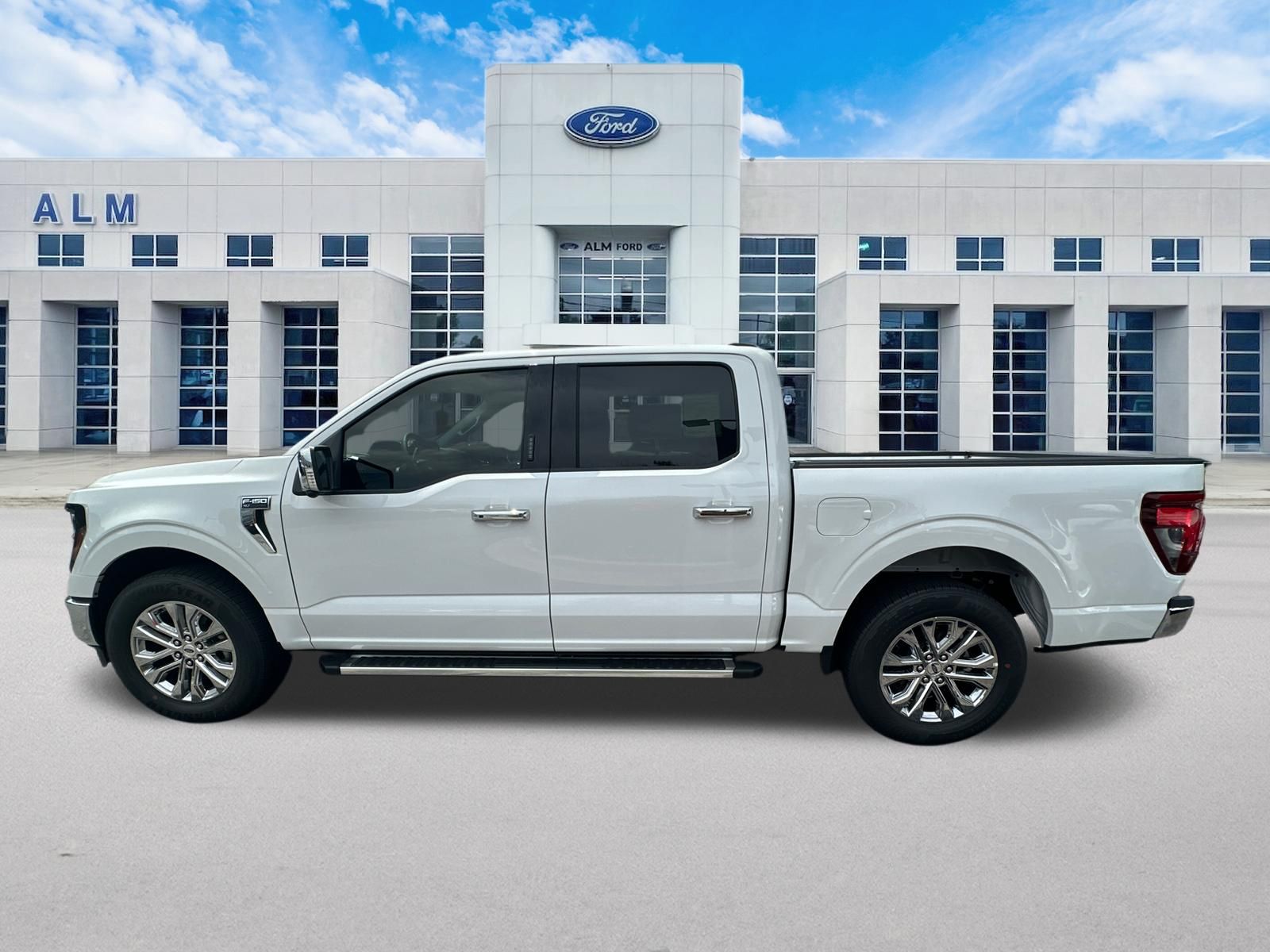 New 2026 Oxford White Ford XLT image 9
