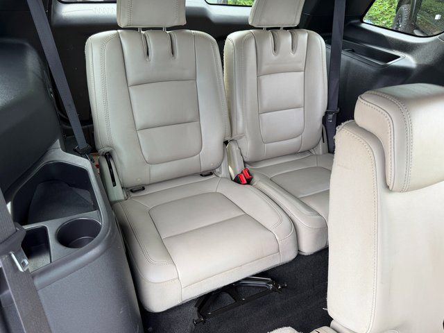 Used 2013 White Platinum Clearcoat Metallic Ford XLT image 33