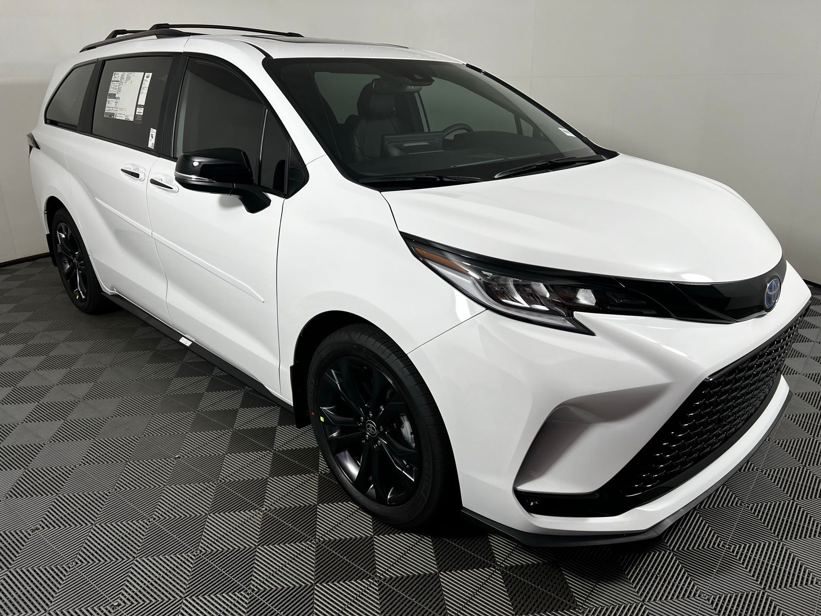 2025 Toyota Sienna XSE 3