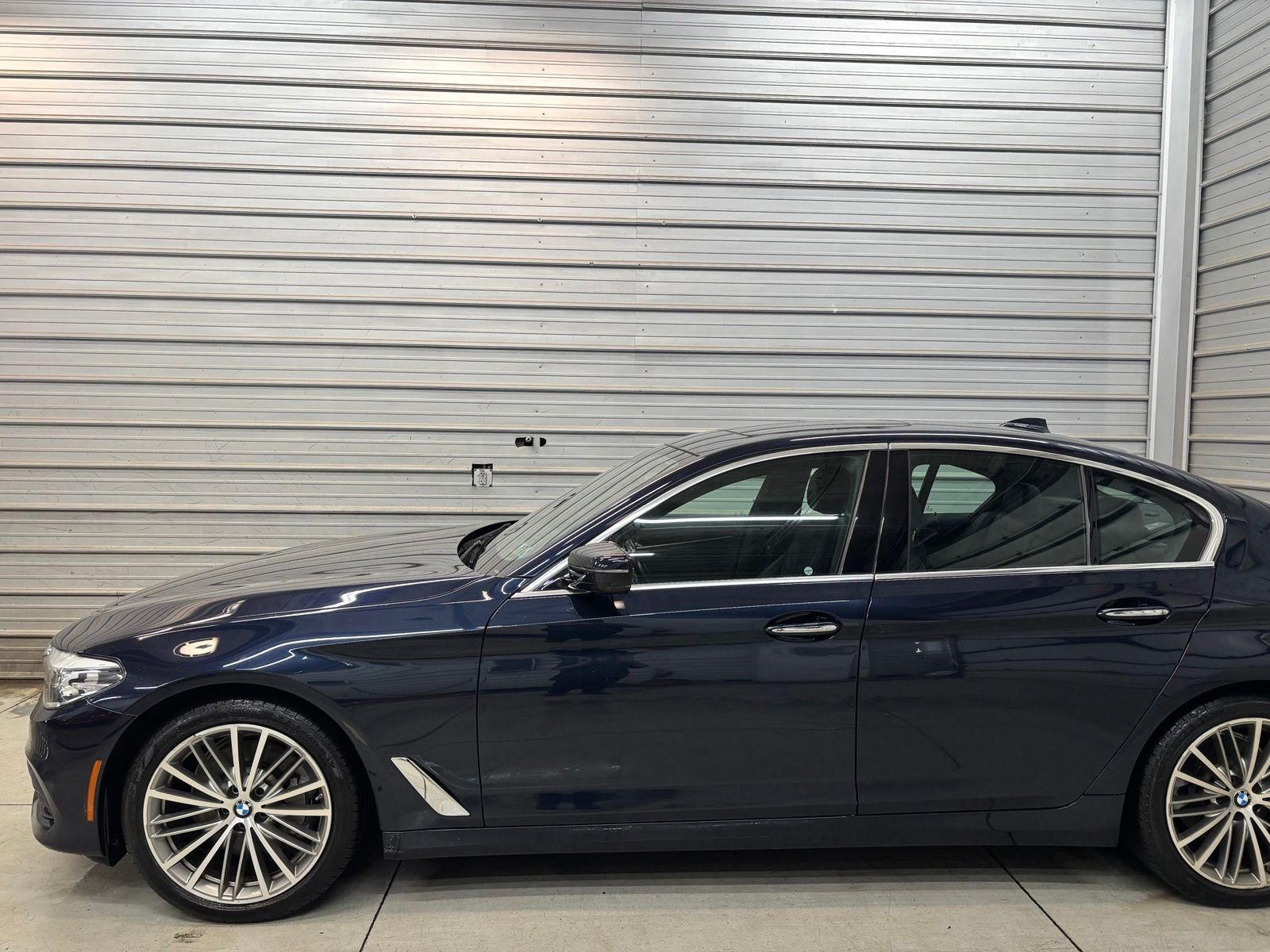 Photo 3 of 2017 BMW 5 Series 530i xDrive