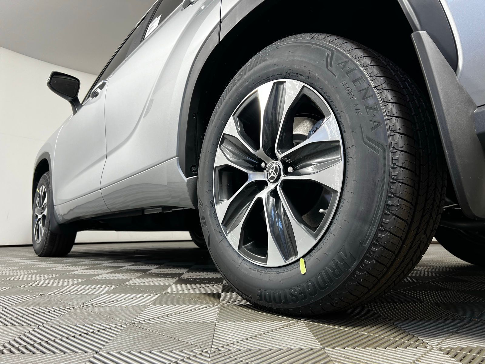 2025 Toyota Highlander XLE 26