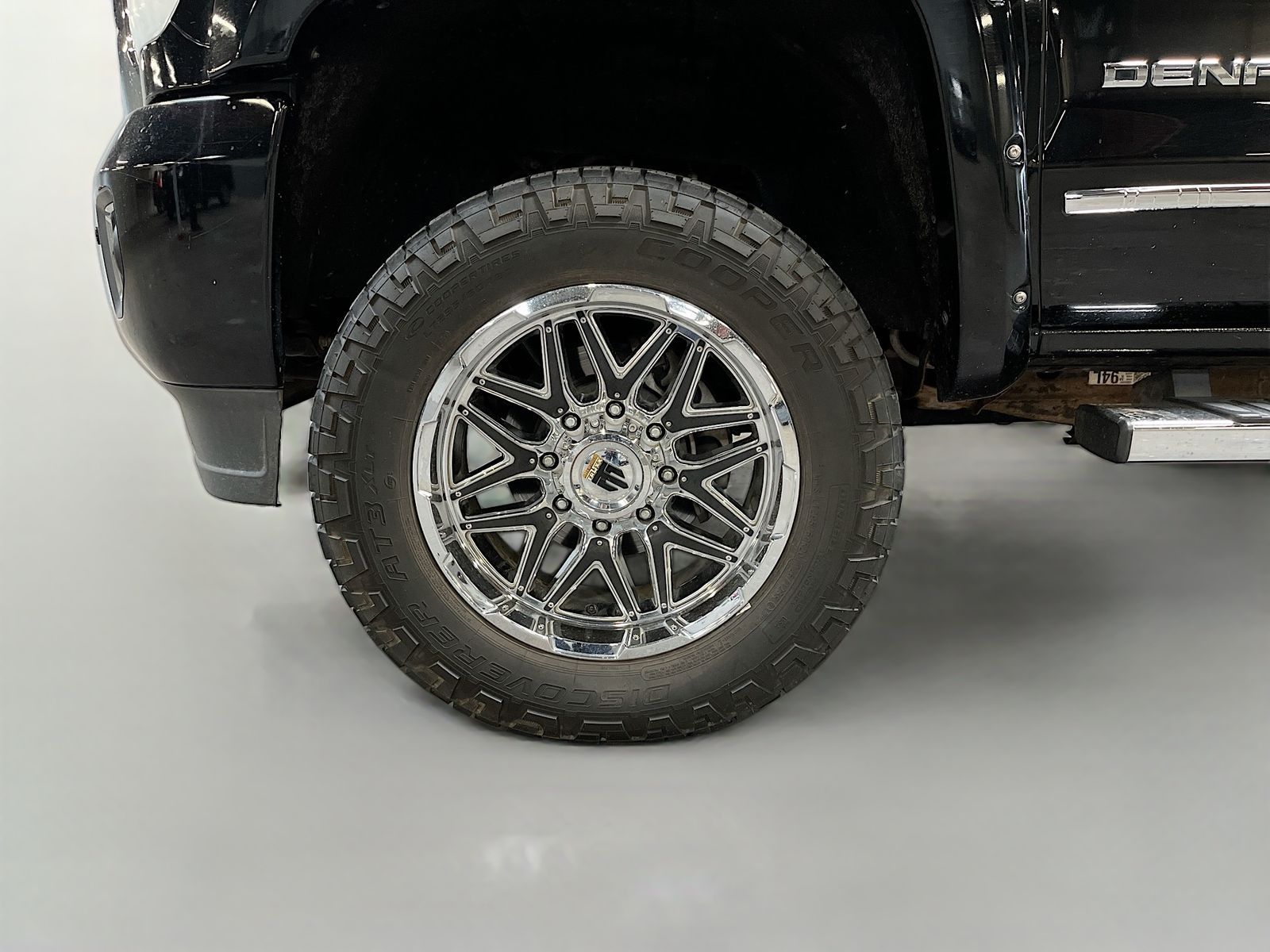 Used 2016 Black GMC Denali image 30