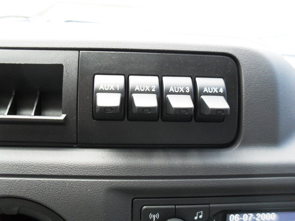 New 2025 Oxford White Ford Base image 10