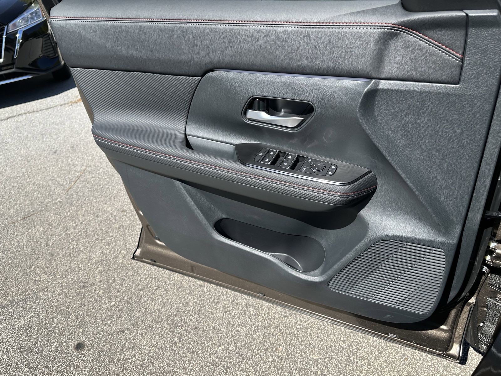 2026 Nissan Kicks SR photo 3