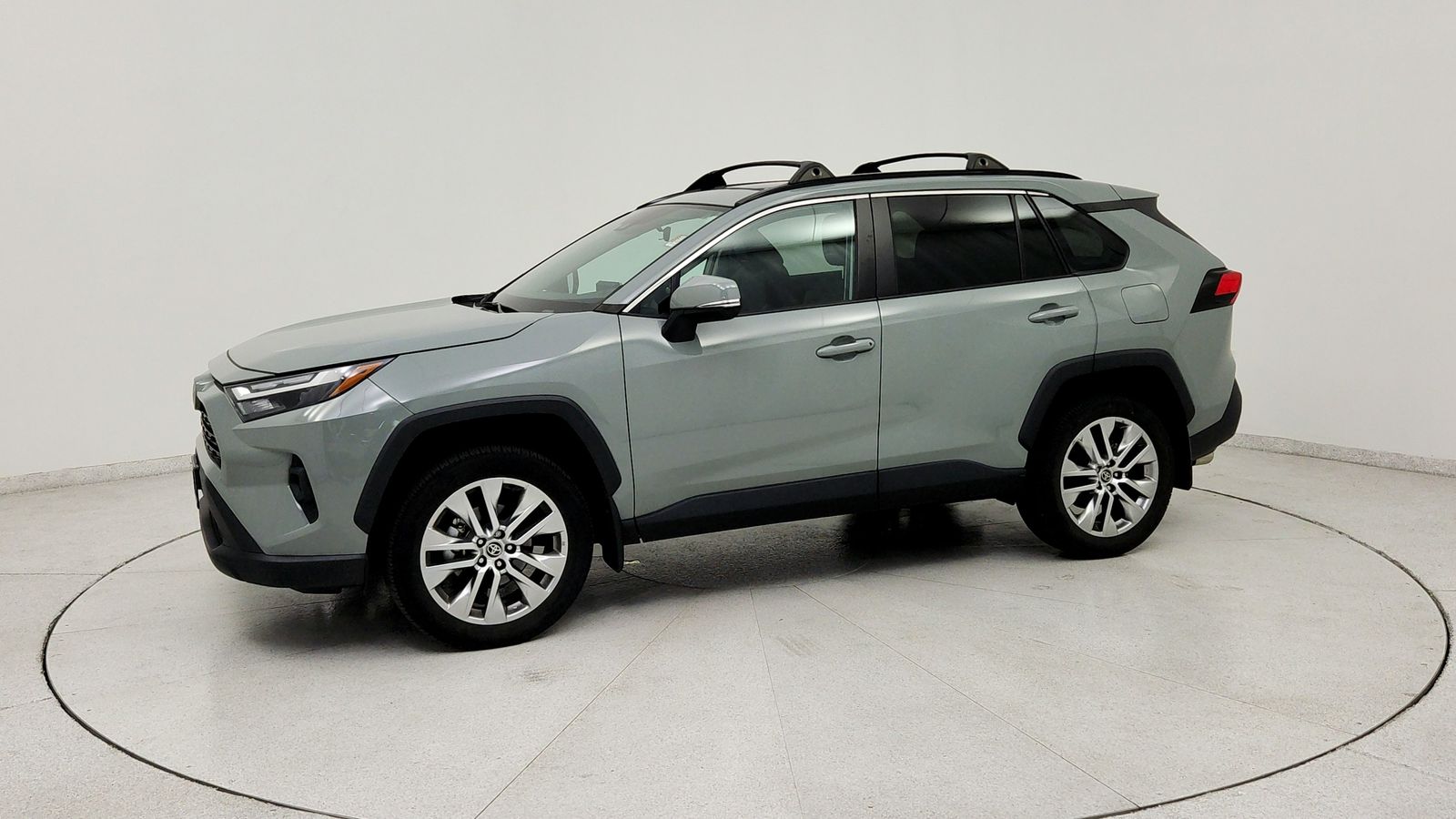 Used 2023  Toyota XLE Premium image 3
