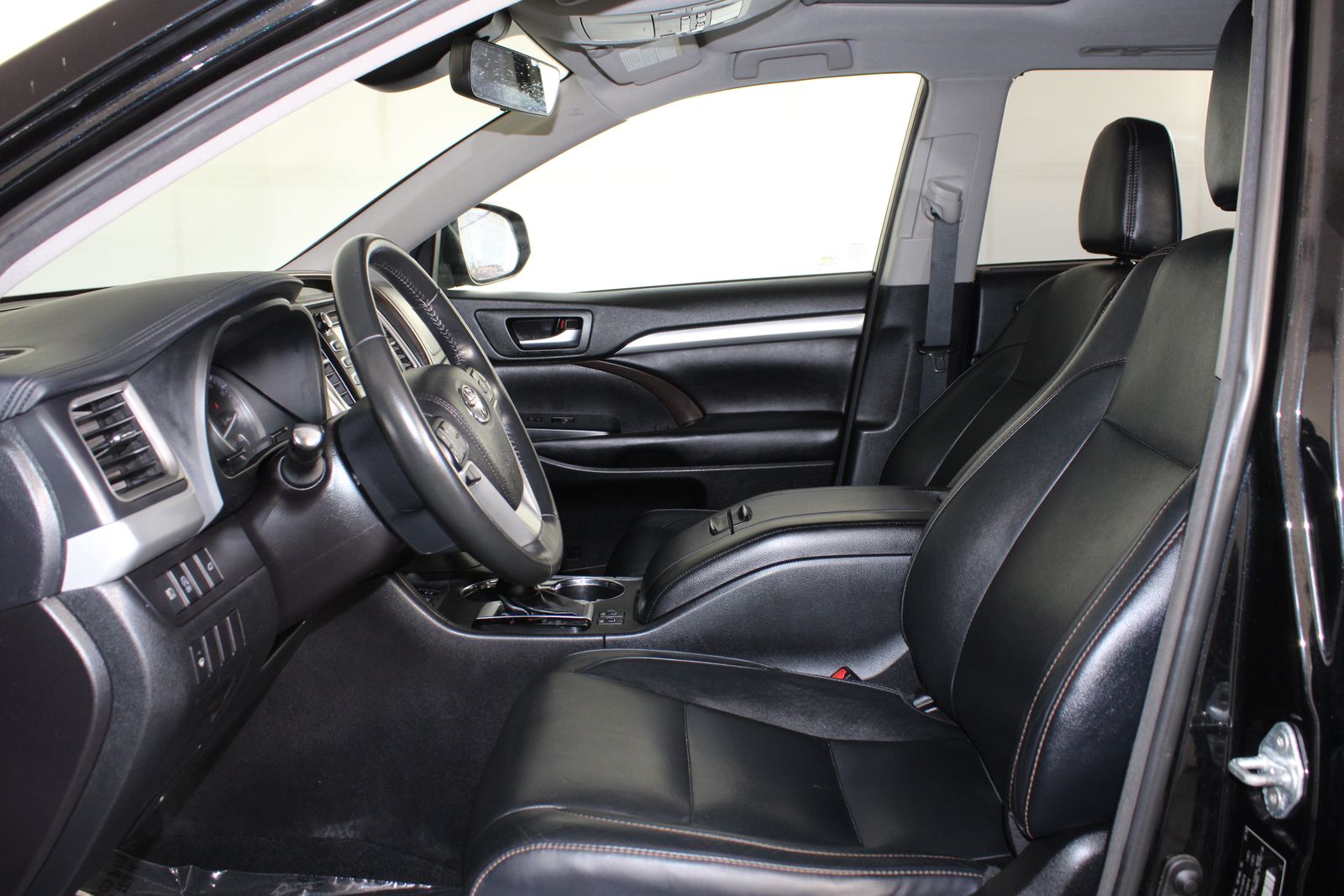 Used 2018 Black Toyota XLE image 11