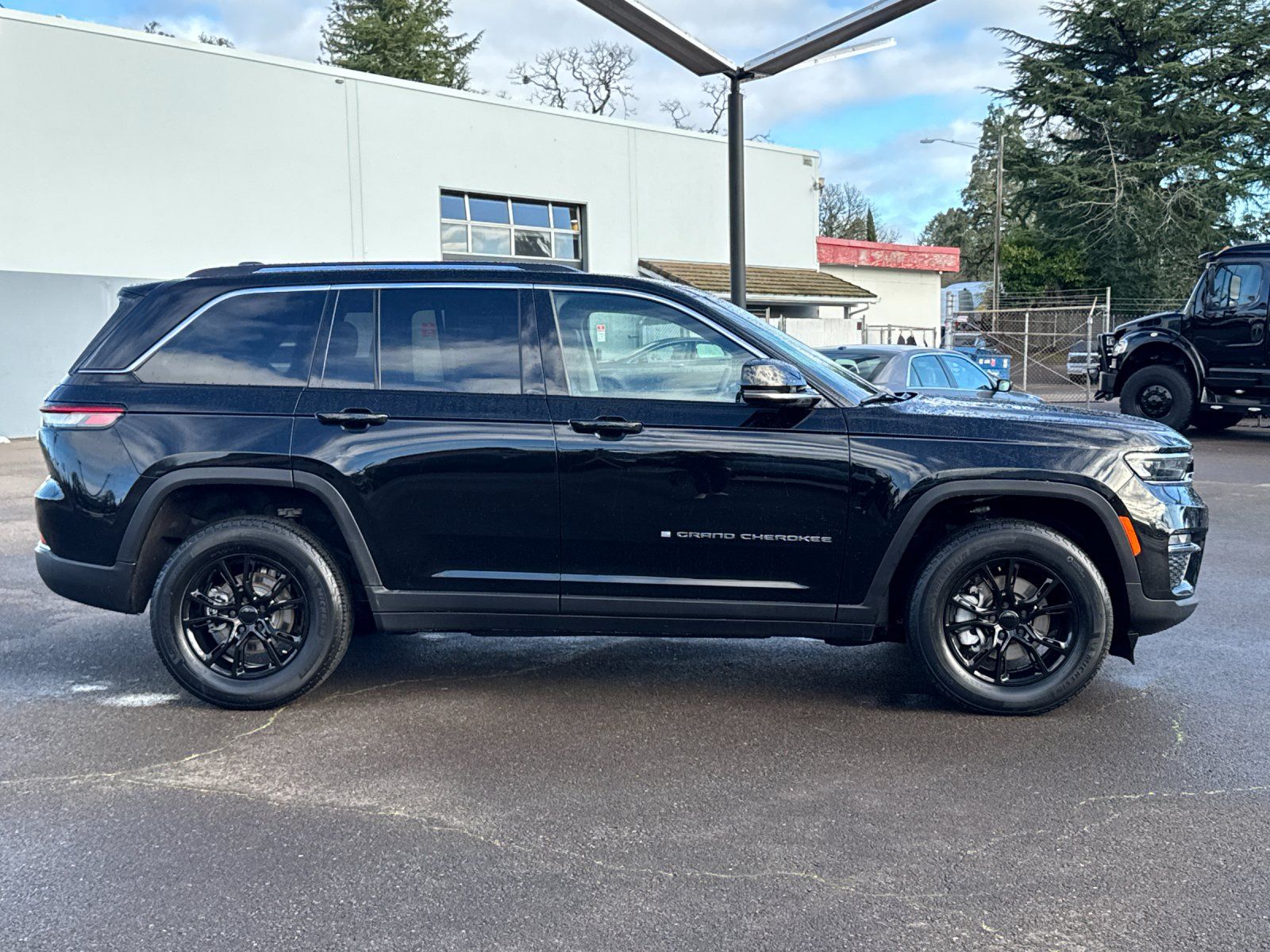 used 2023 Jeep Grand Cherokee car, priced at $25,998