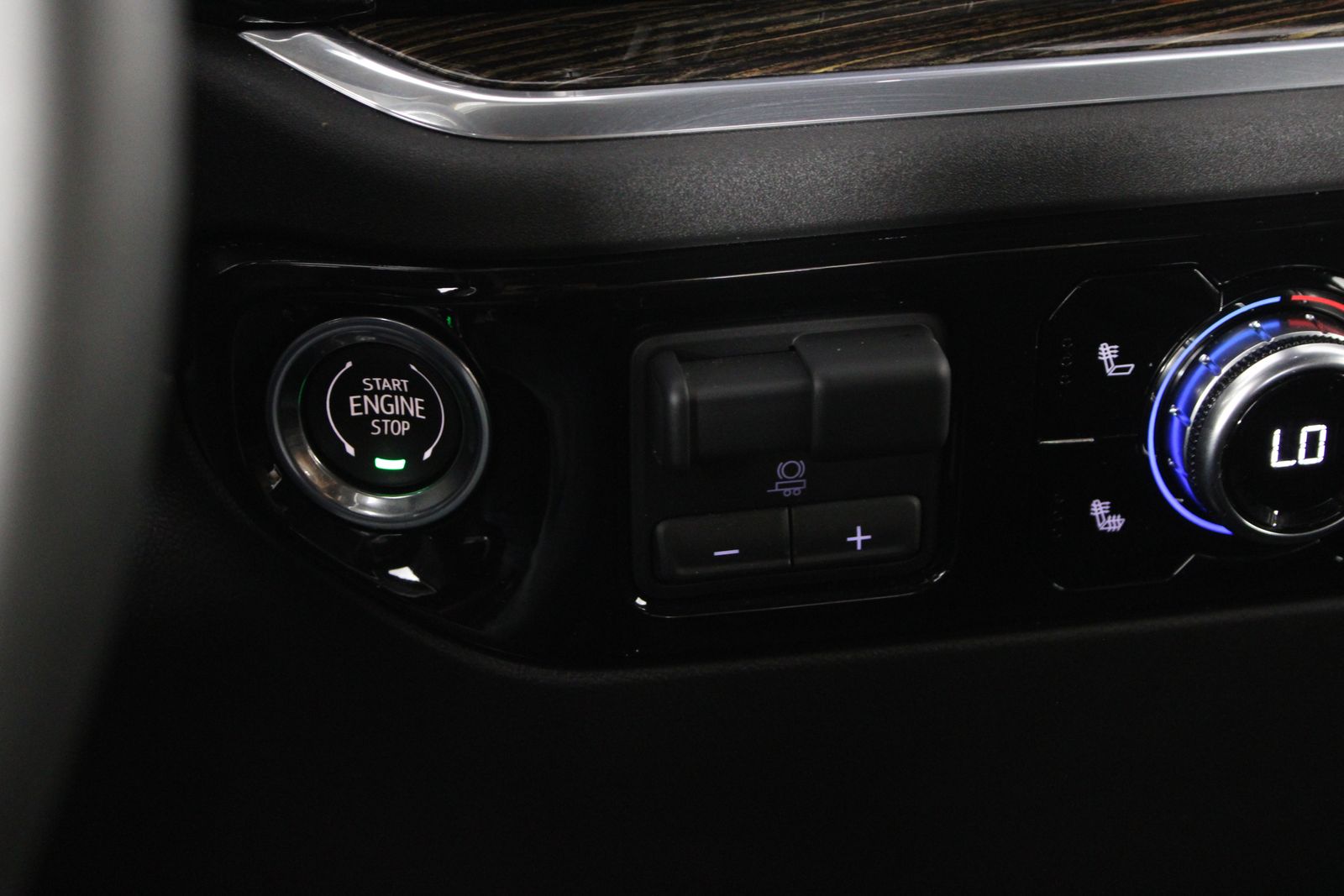 Used 2025 Silver GMC Elevation image 24