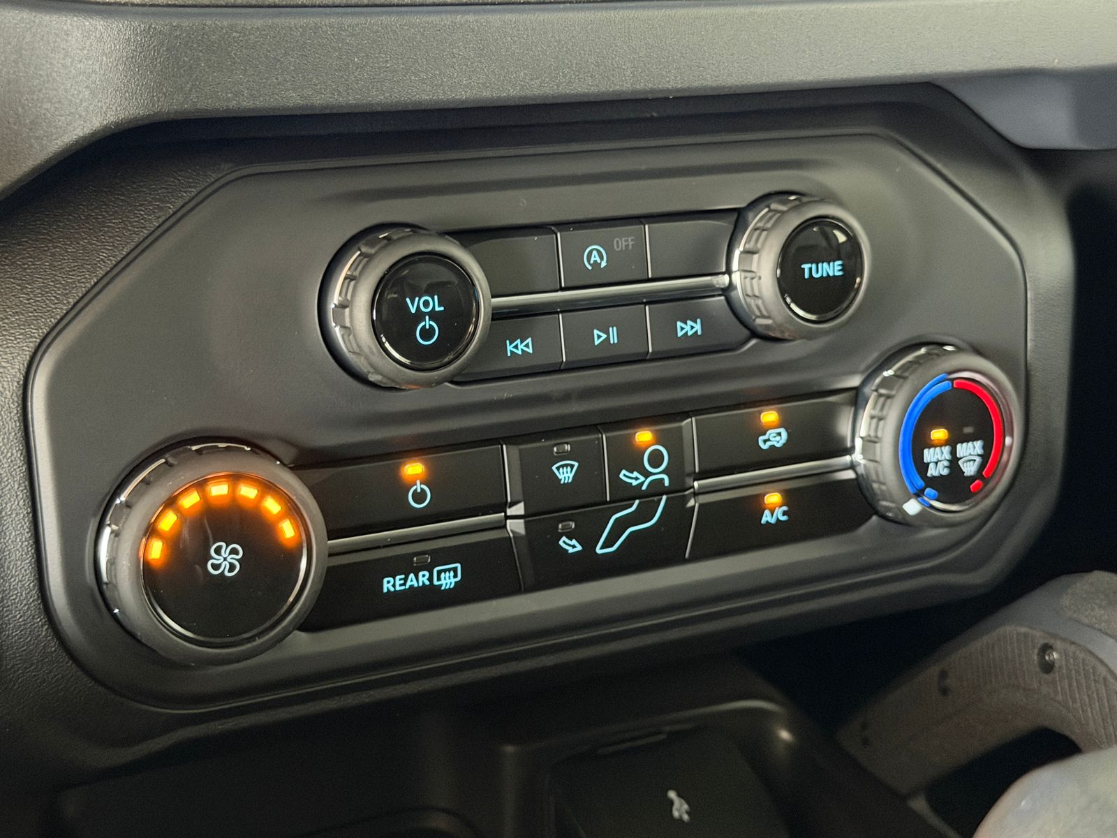 New 2026 Avalanche Gray Ford Badlands image 25