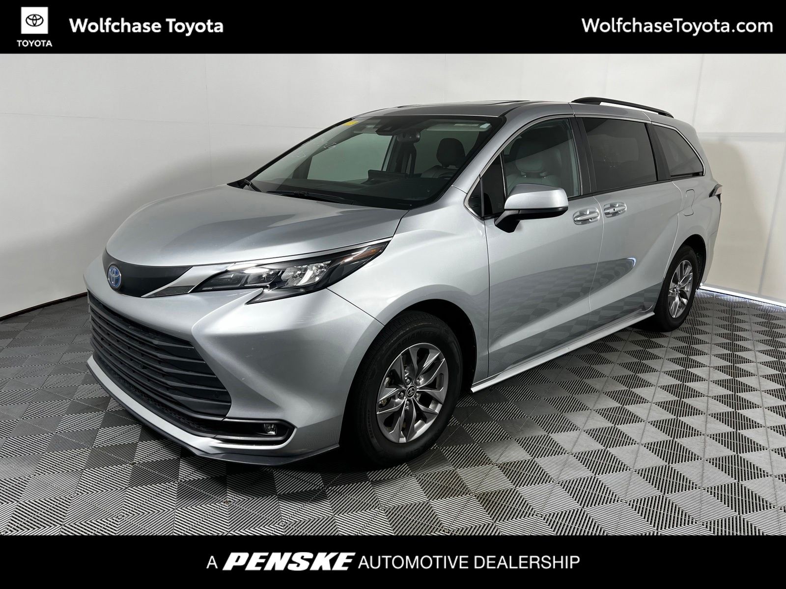 Celestial Silver Metallic 2025 Toyota Sienna Minivan Front-Wheel Drive Continuously Variable Transmission
