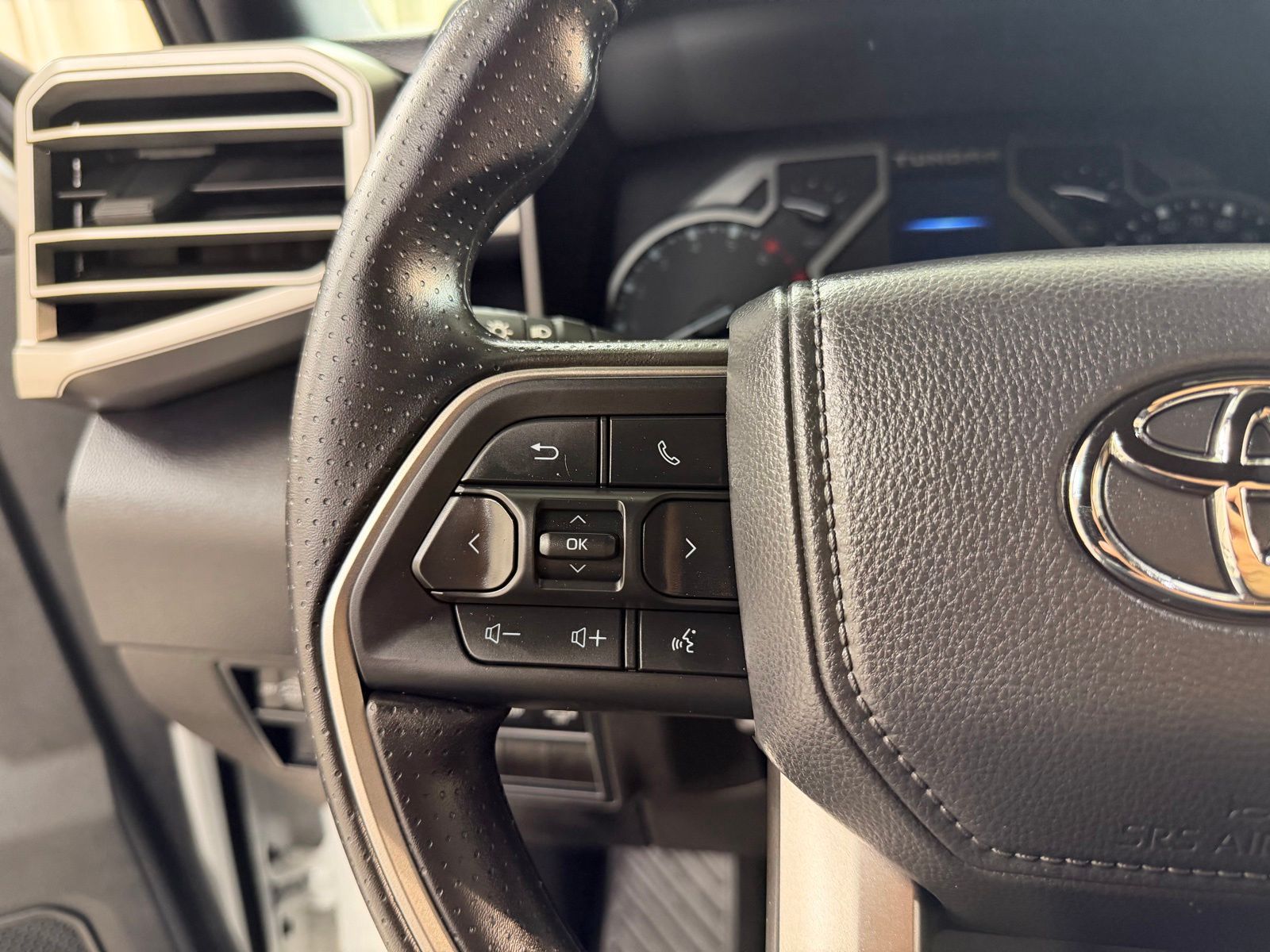 Used 2025 White Toyota SR5 image 15