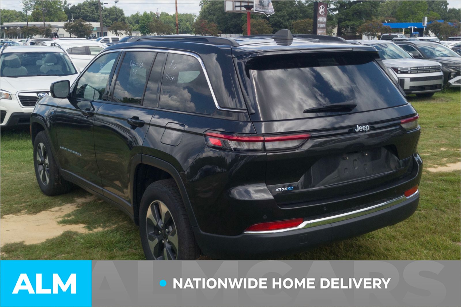 Used 2024 Pearlcoat Jeep 4xe image 4