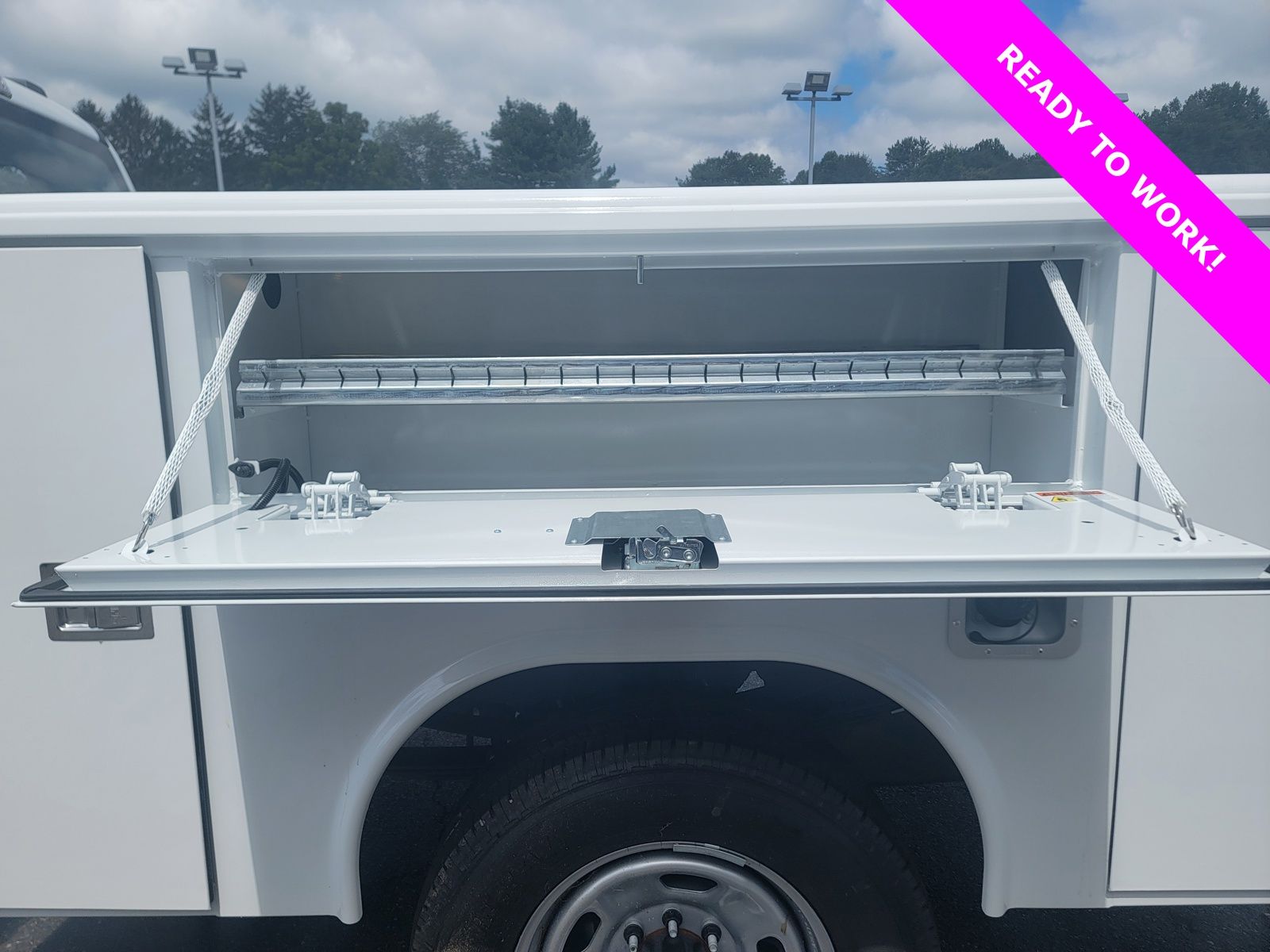 New 2025 Oxford White Ford XL image 7