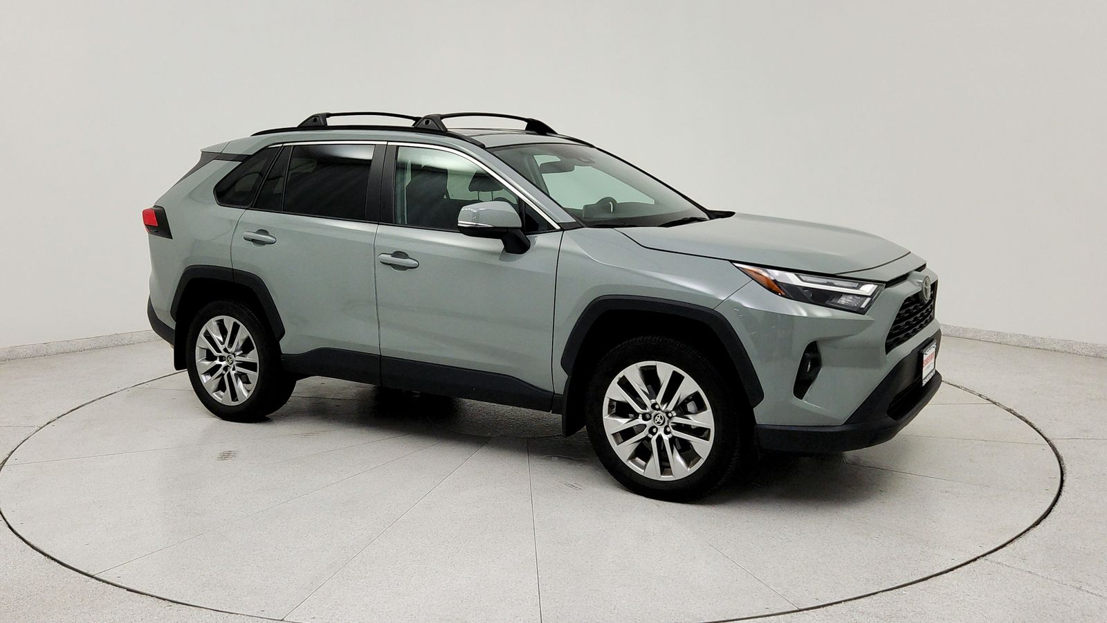 Used 2023  Toyota XLE Premium image 9