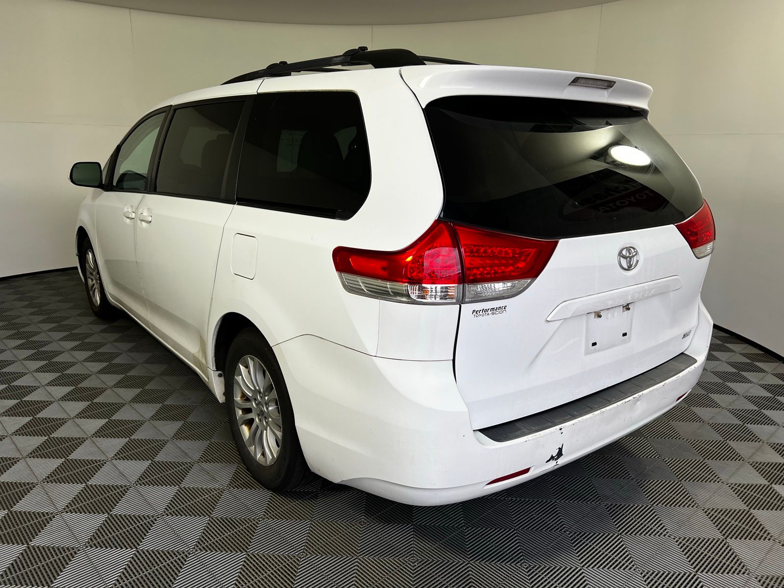 Thumbnail: 2011 Toyota Sienna - 7