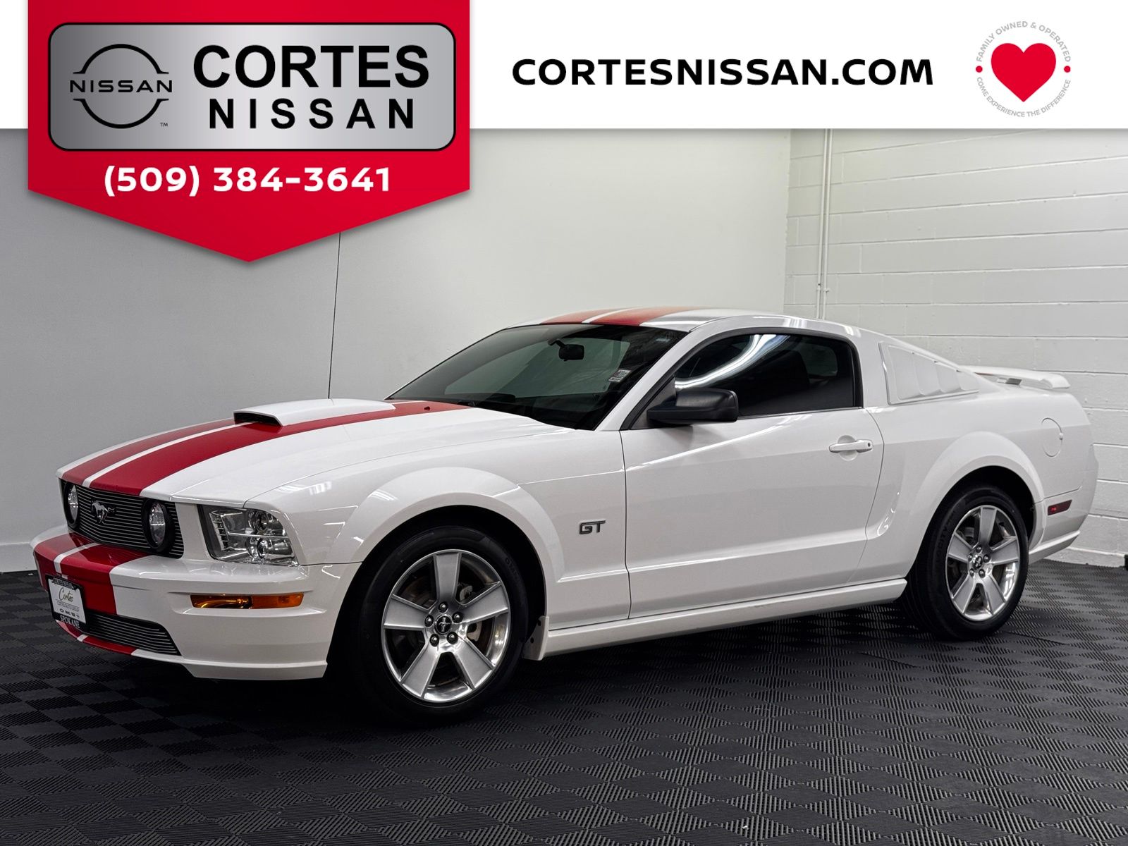 Performance White Clearcoat 2008 Ford Mustang Coupe Rear-Wheel Drive 5-Speed Manual