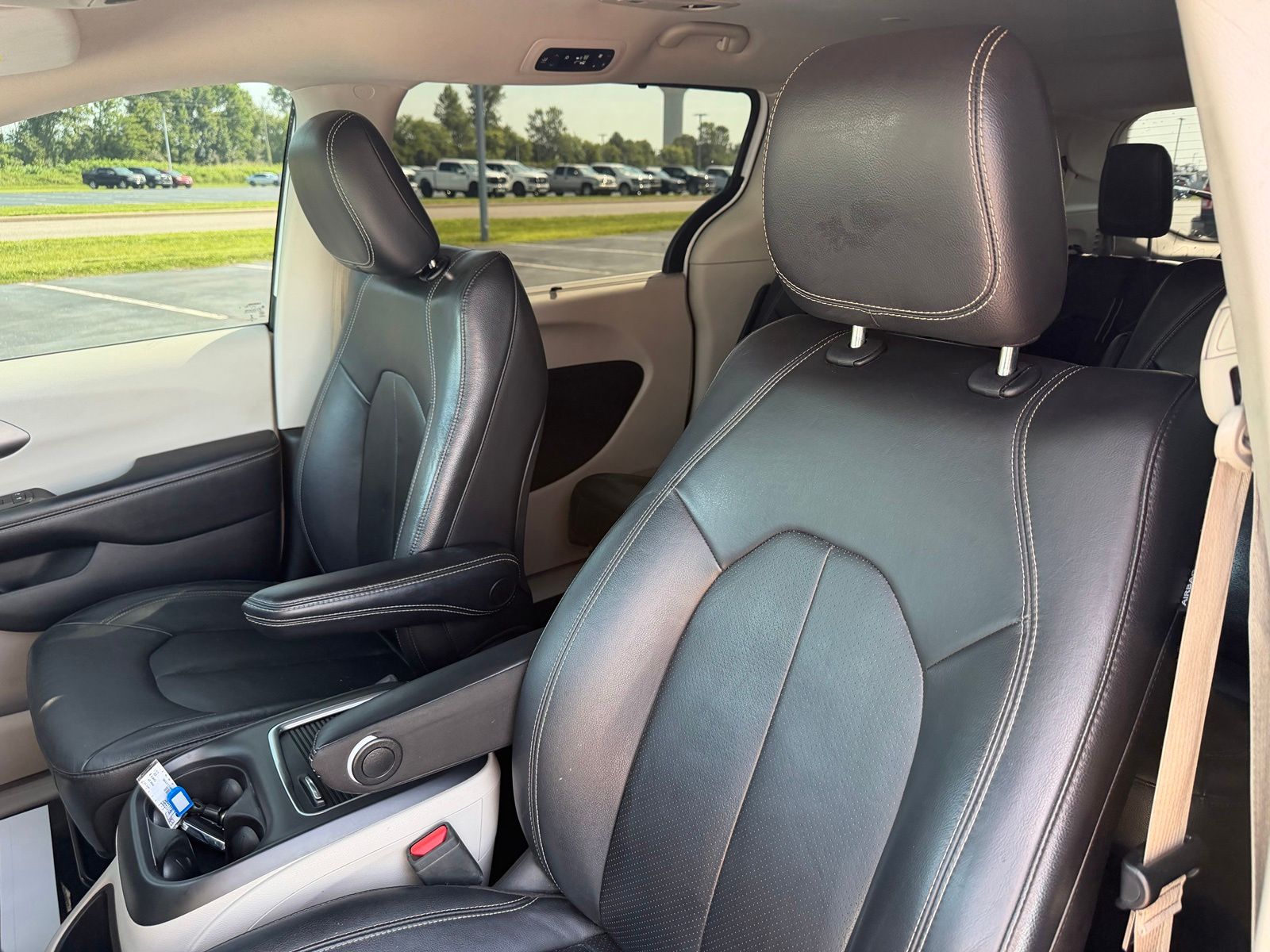 2022 Chrysler Pacifica image 13