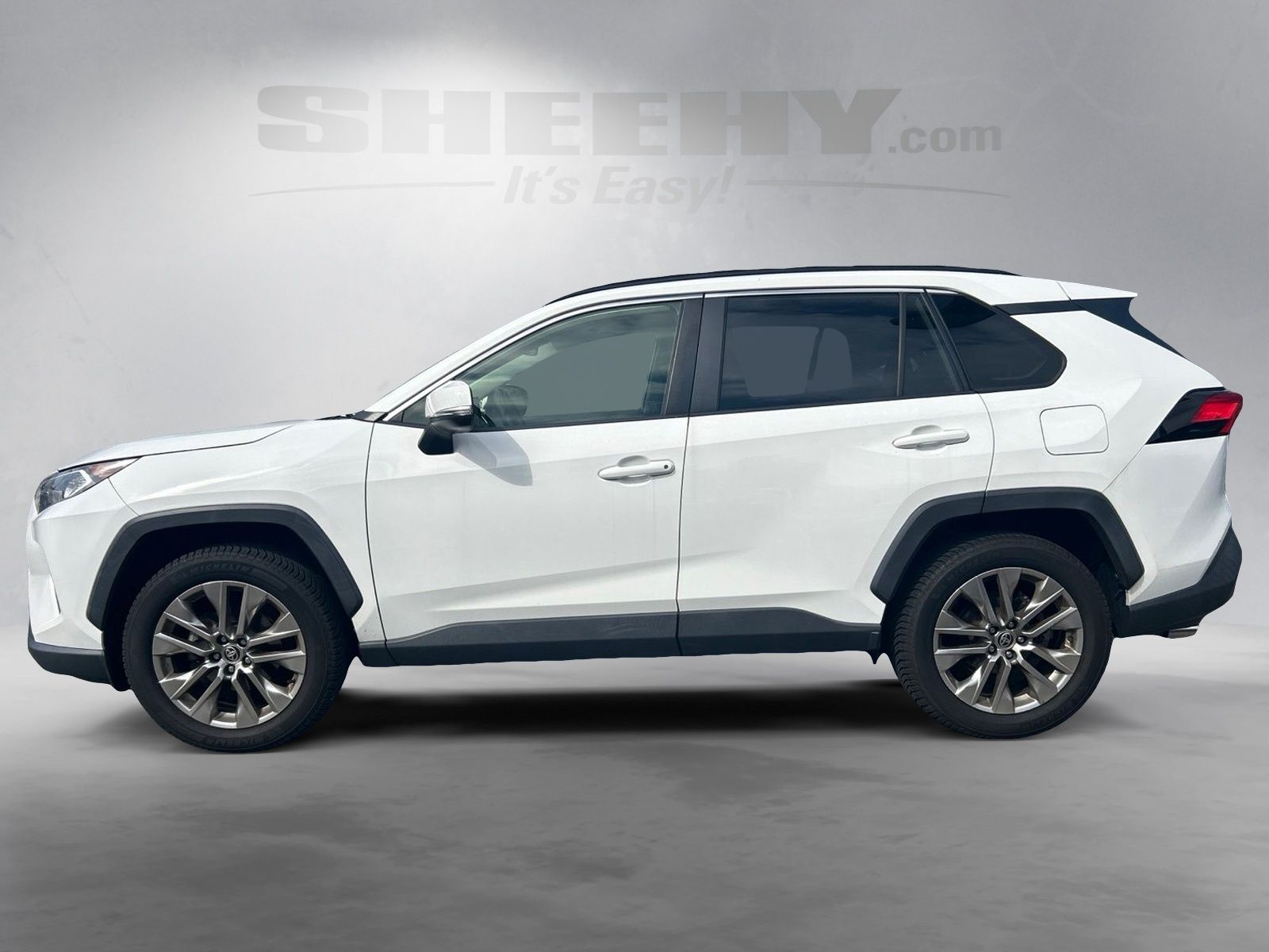 Used 2020 White Toyota XLE Premium image 15