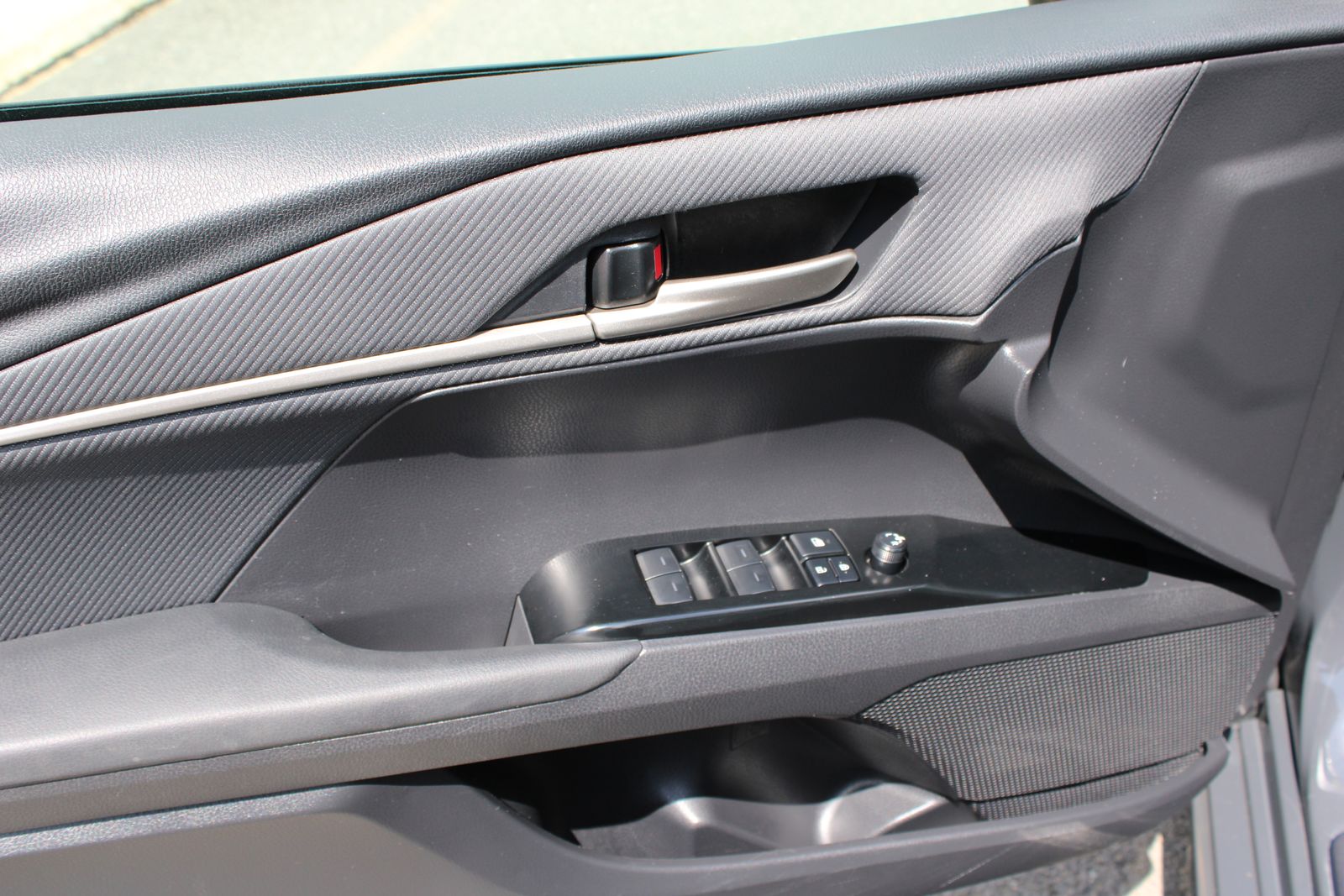 Used 2025  Toyota SE image 9