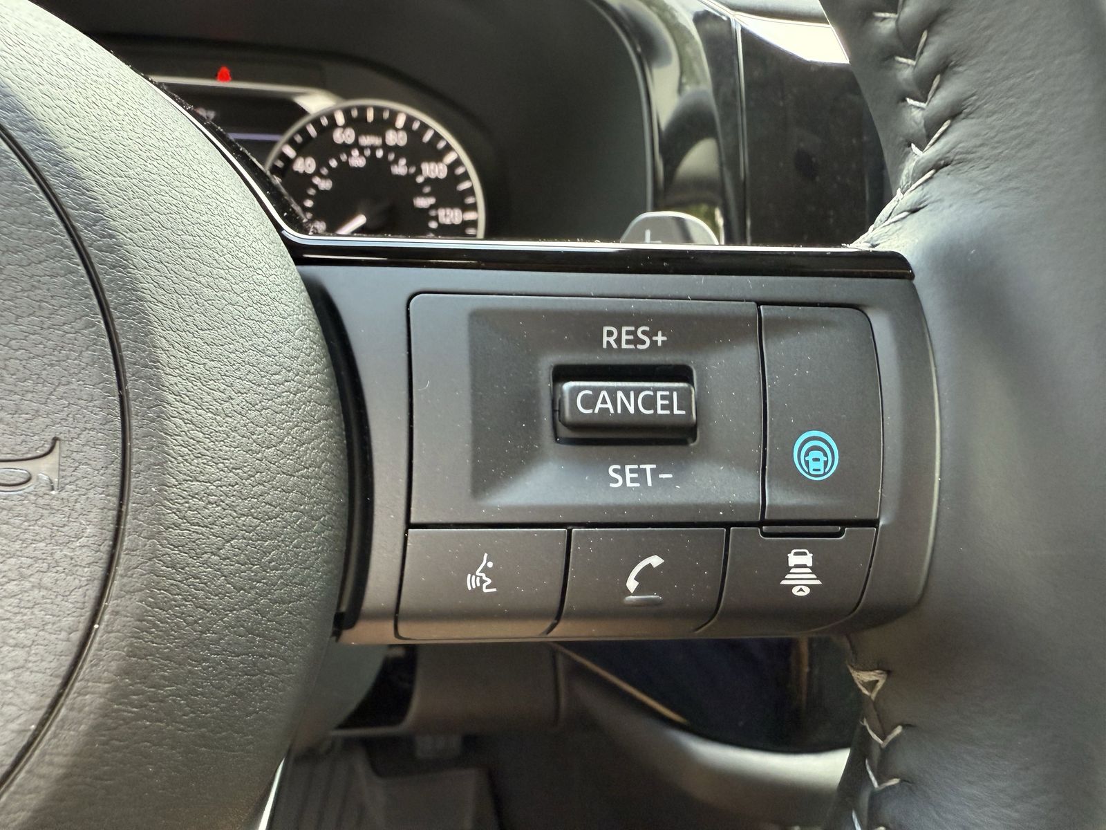 2025 Nissan Pathfinder SL photo 12