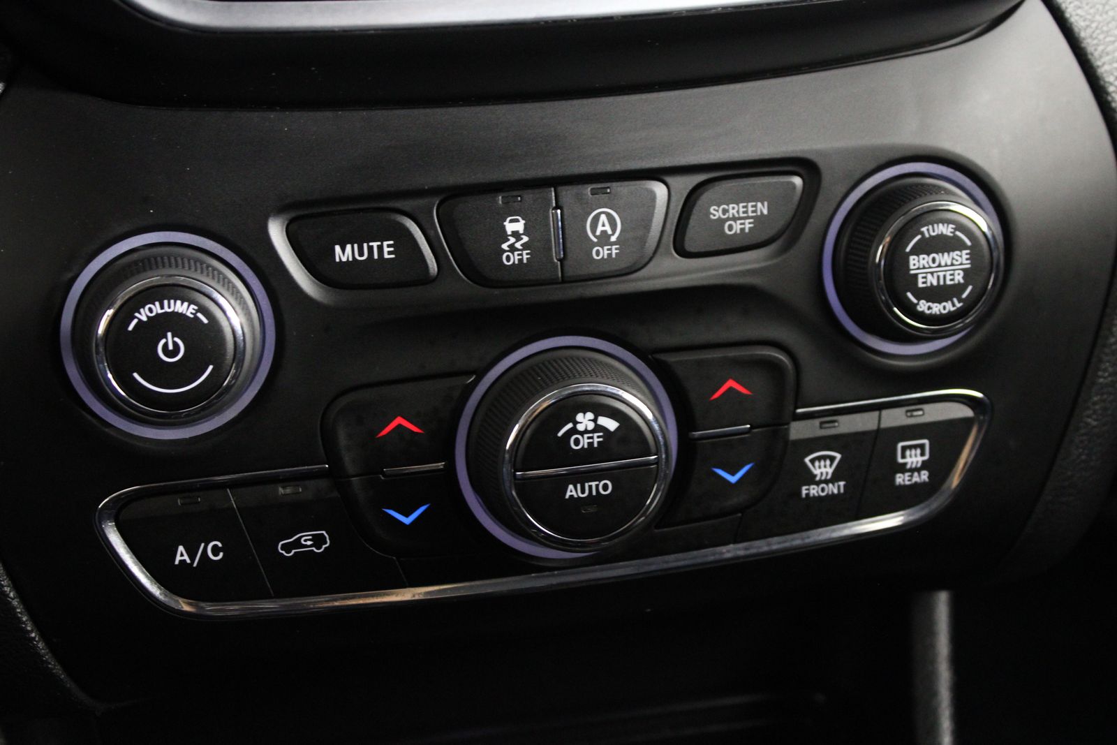 Used 2019 Gray Jeep Latitude Plus image 30