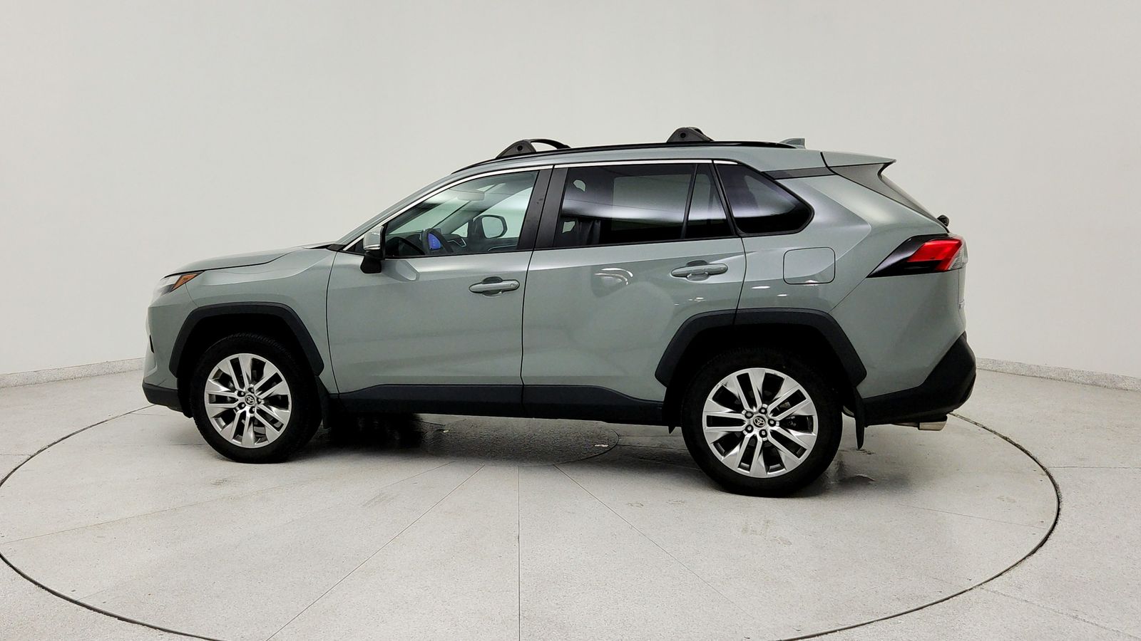 Used 2023  Toyota XLE Premium image 4